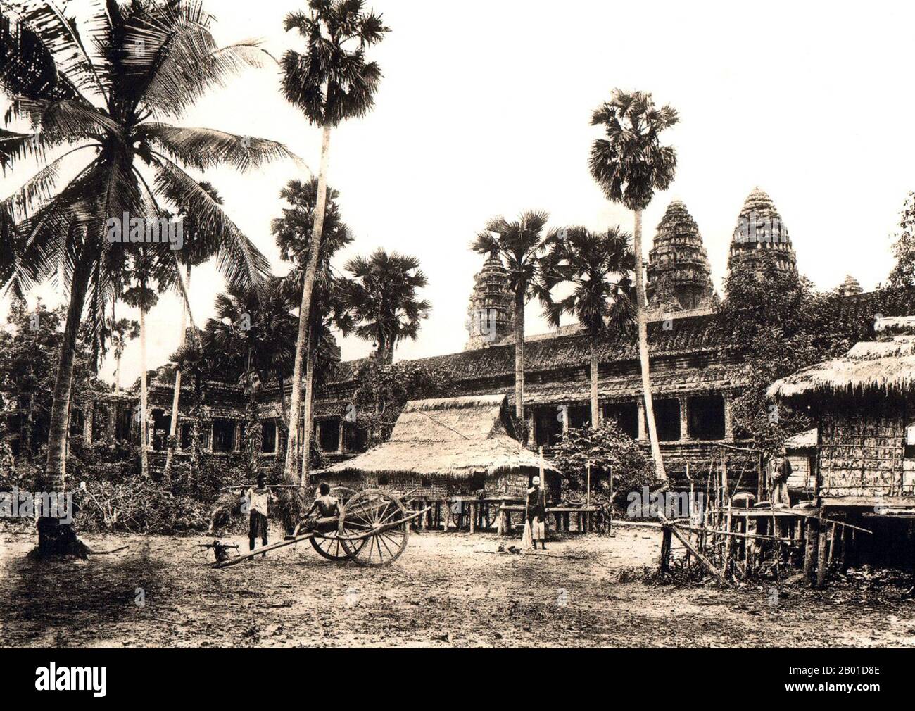 Kambodscha: Zuckerpalmen, Stelzenwohnungen und ein Ochsenkarren bei Angkor Wat, 1909. Angkor Wat wurde für König Suryavarman II. (R. 1113-1150) im frühen 12.. Jahrhundert als Staatstempel und Hauptstadt. Als besterhaltener Tempel am Standort Angkor ist er der einzige, der seit seiner Gründung ein bedeutendes religiöses Zentrum geblieben ist – zuerst Hindu, dem gott Vishnu gewidmet, dann Buddhist. Es ist das größte religiöse Gebäude der Welt. Der Tempel steht an der Spitze des hohen klassischen Stils der Khmer-Architektur. Sie ist zu einem Symbol Kambodschas geworden und steht auf ihrer Nationalflagge. Stockfoto