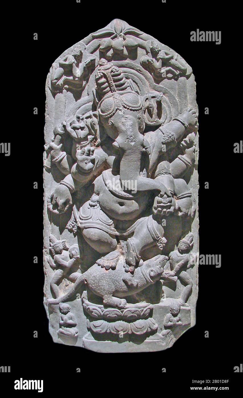 Indien: Dancing Ganesh, Nördliches Bengalen, 11.. Jahrhundert u.Z. Foto von Jean-Pierre Dalbera (CC BY-2,0 Lizenz). Ganesha (Sanskrit: Gaṇeśa, auch Ganesa oder Ganesh geschrieben, auch bekannt als Ganapati (Sanskrit: gaṇapati), Vinayaka (Sanskrit: Vināyaka) und in Tamil als Pillaiyar, ist eine der bekanntesten und am weitesten verbreiteten Gottheiten des hinduistischen Pantheons. Sein Bild ist in Indien und Nepal zu finden. Hinduistische Sekten verehren ihn unabhängig von den Zuzugehörigkeiten. Die Hingabe an Ganesha ist weit verbreitet und erstreckt sich über Jains, Buddhisten und über Indien hinaus bis nach Südostasien. Stockfoto