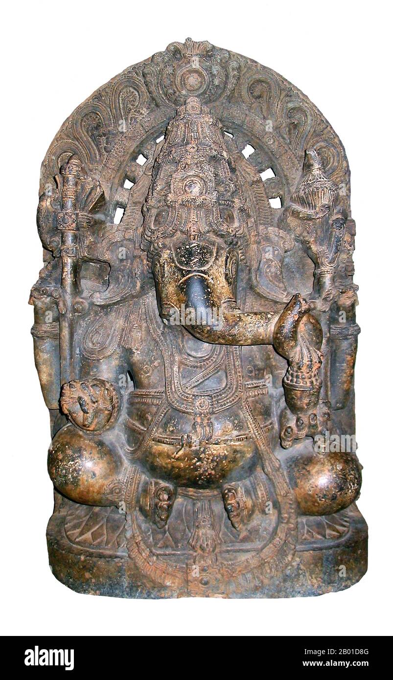 Indien: Statue von sitzenden Ganesha, Mysore, Karnataka, 12.-13. Jahrhundert. Foto von Quadell (CC BY-SA 3,0 Lizenz). Ganesha (Sanskrit: Gaṇeśa, auch Ganesa oder Ganesh geschrieben, auch bekannt als Ganapati (Sanskrit: gaṇapati), Vinayaka (Sanskrit: Vināyaka) und in Tamil als Pillaiyar, ist eine der bekanntesten und am weitesten verbreiteten Gottheiten des hinduistischen Pantheons. Sein Bild ist in Indien und Nepal zu finden. Hinduistische Sekten verehren ihn unabhängig von den Zuzugehörigkeiten. Die Hingabe an Ganesha ist weit verbreitet und erstreckt sich über Jains, Buddhisten und über Indien hinaus bis nach Südostasien. Stockfoto