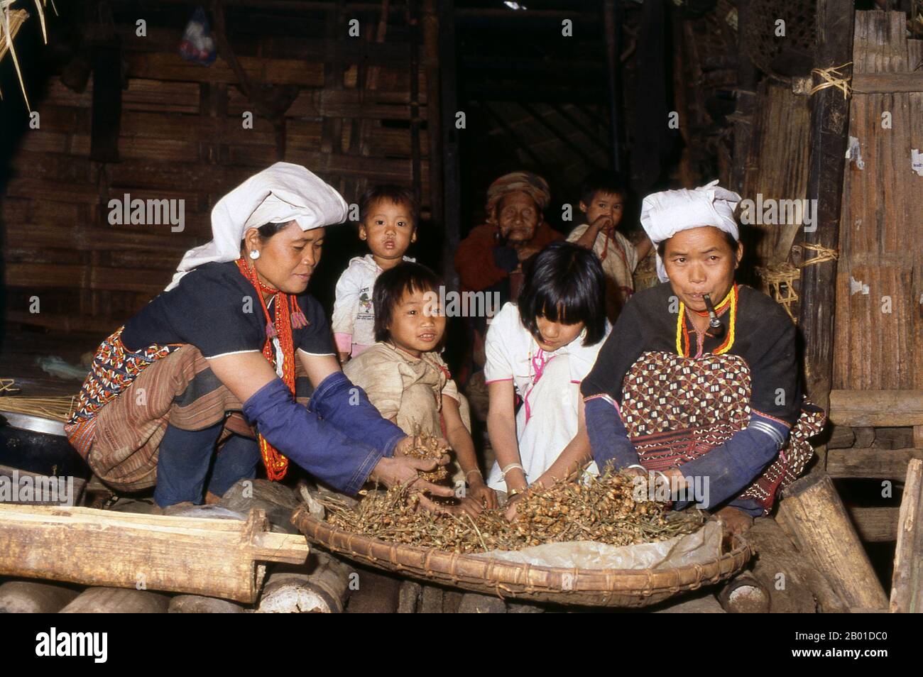 Thailand: Familie Karen sortiert getrocknetes Gemüse, in der Nähe von Mae Sariang, Provinz Mae Hong Son, Nordthailand. Die Karen oder Kayin (PWA Ka Nyaw Poe oder Kanyaw in Sgaw Karen und Ploan in Poe Karen; Kariang oder Yang in Thai), sind eine sino-tibetisch sprachige ethnische Gruppe, die hauptsächlich im südlichen und südöstlichen Burma (Myanmar) lebt. Die Karen machen etwa 7 Prozent der gesamten birmanischen Bevölkerung von etwa 50 Millionen Menschen aus. Eine große Anzahl von Karen wohnt auch in Thailand, vor allem an der thailändisch-burmesischen Grenze. Die Karen werden oft mit der Roten Karen verwechselt. Stockfoto