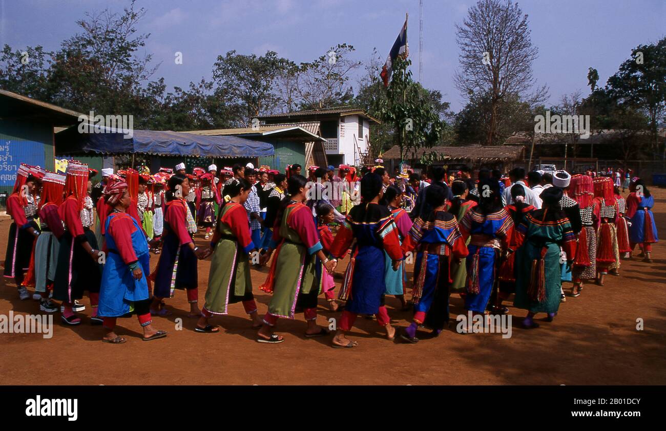 Das Volk der Lisu (Lìsù zú) ist eine tibeto-burmanische Volksgruppe, die die bergigen Regionen Birma (Myanmar), Südwestchina, Thailand und den indischen Bundesstaat Arunachal Pradesh bewohnt. Etwa 730.000 leben in den Präfektur Lijiang, Baoshan, Nujiang, Diqing und Dehong in der chinesischen Provinz Yunnan. Die Lisu bilden eine der 56 von der Volksrepublik China offiziell anerkannten Ethnien. In Birma sind die Lisu als eine der sieben Kachin-Minderheiten bekannt und eine geschätzte Bevölkerung von 350.000 Lisu lebt in Kachin und Shan-Staat in Birma. Etwa 55.000 leben in Thailand, wo sie sind Stockfoto