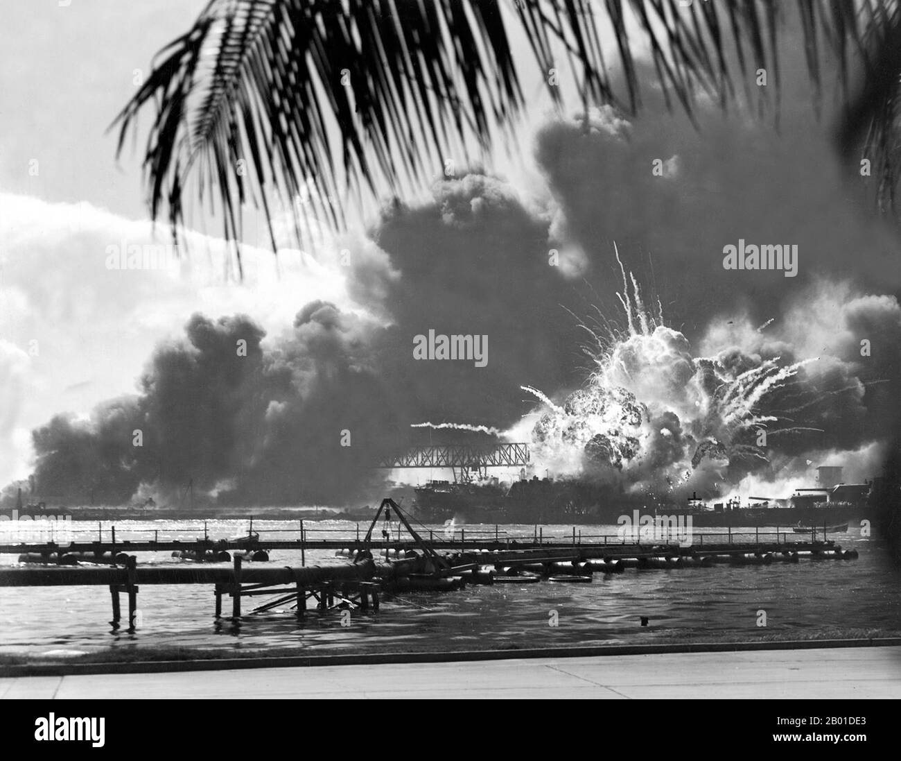 USA/Japan: Die USS Shaw explodierte während des japanischen Angriffs auf Pearl Harbour am 7. Dezember 1941. Der Angriff auf Pearl Harbor war ein überraschender militärischer Angriff der kaiserlichen japanischen Marine gegen den US-Marinestützpunkt in Pearl Harbor, Hawaii, am Morgen des 7. Dezember 1941 (8. Dezember in Japan). Der Angriff war als Präventivmaßnahme gedacht, um die USA zu halten Pazifikflotte von der Einmischung in militärische Aktionen, die das Reich von Japan in Südostasien gegen überseeische Gebiete des Vereinigten Königreichs, der Niederlande und der Vereinigten Staaten plante. Stockfoto