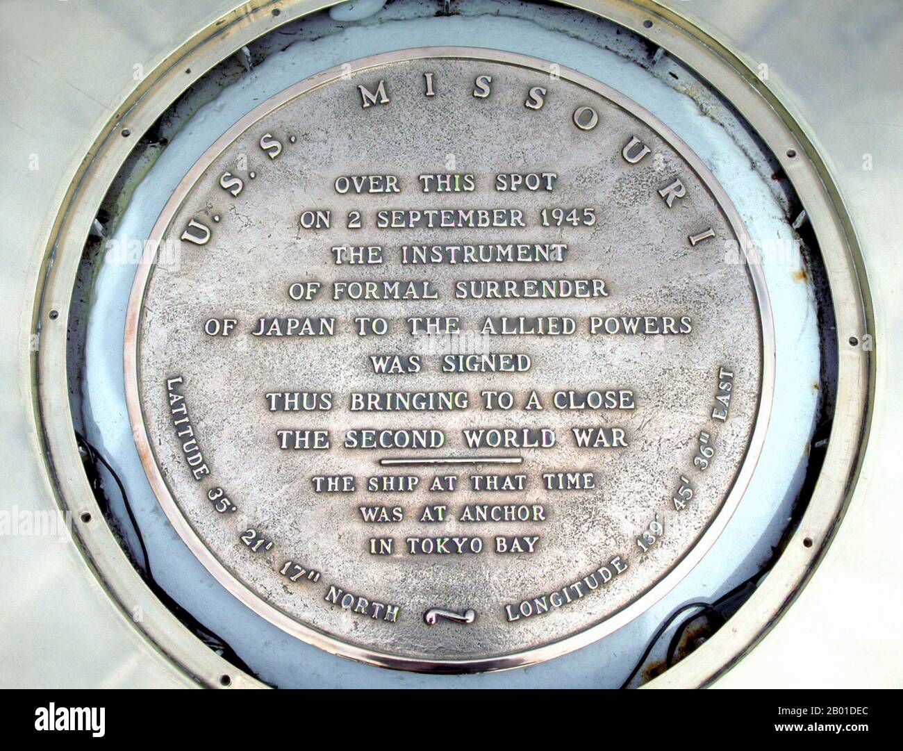 USA/Japan: Gedenktafel an der USS Missouri zur Unterzeichnung der japanischen Kapitulation am Ende des Zweiten Weltkriegs, 2. September 1945. Eine Nahaufnahme der Gedenktafel an Bord des Schlachtschiffs USS Missouri (BB-63) zum Gedenken an das Ende des Zweiten Weltkriegs Die offizielle Kapitulation Japans fand am 2. September 1945 an Bord der Missouri statt, wobei Shigemitsu Mamoru, Vertreter des japanischen Kaisers, in Anwesenheit von Admiral Chester Nimitz, der die US-Marine vertritt, Und General Douglas MacArthur, der als Oberbefehlshaber der alliierten Streitkräfte für die Zeremonie diente. Stockfoto