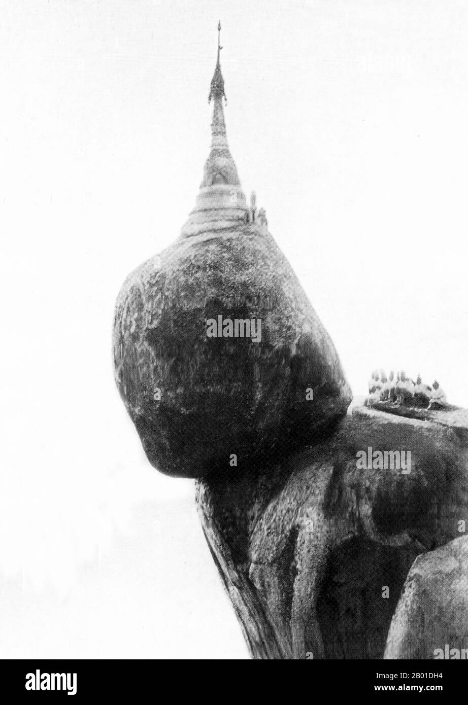 Birma: Kyaiktiyo Pagoda, c. 1892-1896. Die Kyaiktiyo-Pagode (auch bekannt als Goldener Felsen) ist eine bekannte buddhistische Pilgerstätte im Staat Mon im Osten Birmas. Es ist eine kleine Pagode (7,3 Meter (24 Fuß)), erbaut auf einem Granitfelsen, der mit Goldblättern bedeckt ist, die von Gläubigen angeklebt wurden. Der Legende nach befindet sich der Goldene Felsen selbst auf einem Strang von Buddhas Haaren. Der Felsen scheint der Schwerkraft zu trotzen, da er ständig am Rande des Bergabrollens zu stehen scheint. Stockfoto