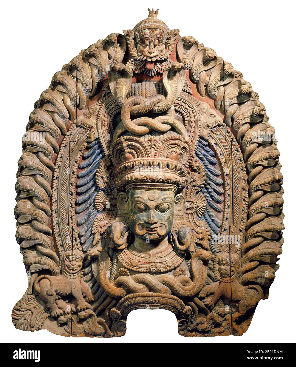 Indien: Der Kopfschmuck der Göttin Kali. Bemalte Holzskulptur, Kerala, Ende des 15.. Jahrhunderts. Kālī ist die Hindugöttin, die mit ewiger Energie verbunden ist. 'Sie, die zerstört'.der Name Kali kommt aus Kāla, was bedeutet schwarz, Zeit, Tod, herr des Todes, Shiva. Kali bedeutet "der Schwarze". Da Shiva Kāla genannt wird - die ewige Zeit, Kālī, seine Gemahlin, bedeutet auch „Zeit“ oder „Tod“ (wie in der Zeit ist gekommen). Daher gilt Kali als Göttin der Zeit und des Wandels. Auch wenn sie manchmal als dunkel und gewalttätig dargestellt wird, hat ihre früheste Inkarnation als Gestalt der Vernichtung noch einen gewissen Einfluss. Stockfoto