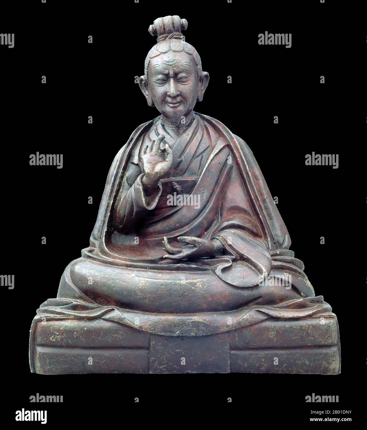 China/Tibet: Jigme Lingpa (1729-1798), buddhistischer Salbei und Entdecker alter Texte. Bronzestatuette, c, 1798. Jigme Lingpa war der Promulgator des Longchen Nyingthik, der Heart Essence Lehre von Longchenpa, von dem er traditionell eine Vision erhielt, in der die Lehren enthüllt wurden. Der Longchen Nyingthik wurde schließlich zum berühmtesten und am weitesten verbreiteten Zyklus der Dzogchen-Lehren. Namkha'i und Shane (1999) bestätigen, dass Jigme Lingpa auch eine Abhandlung über die spirituelle und medizinische Verwendung von Kristallen und Edelsteinen von grundlegender Bedeutung geschrieben hat. Stockfoto