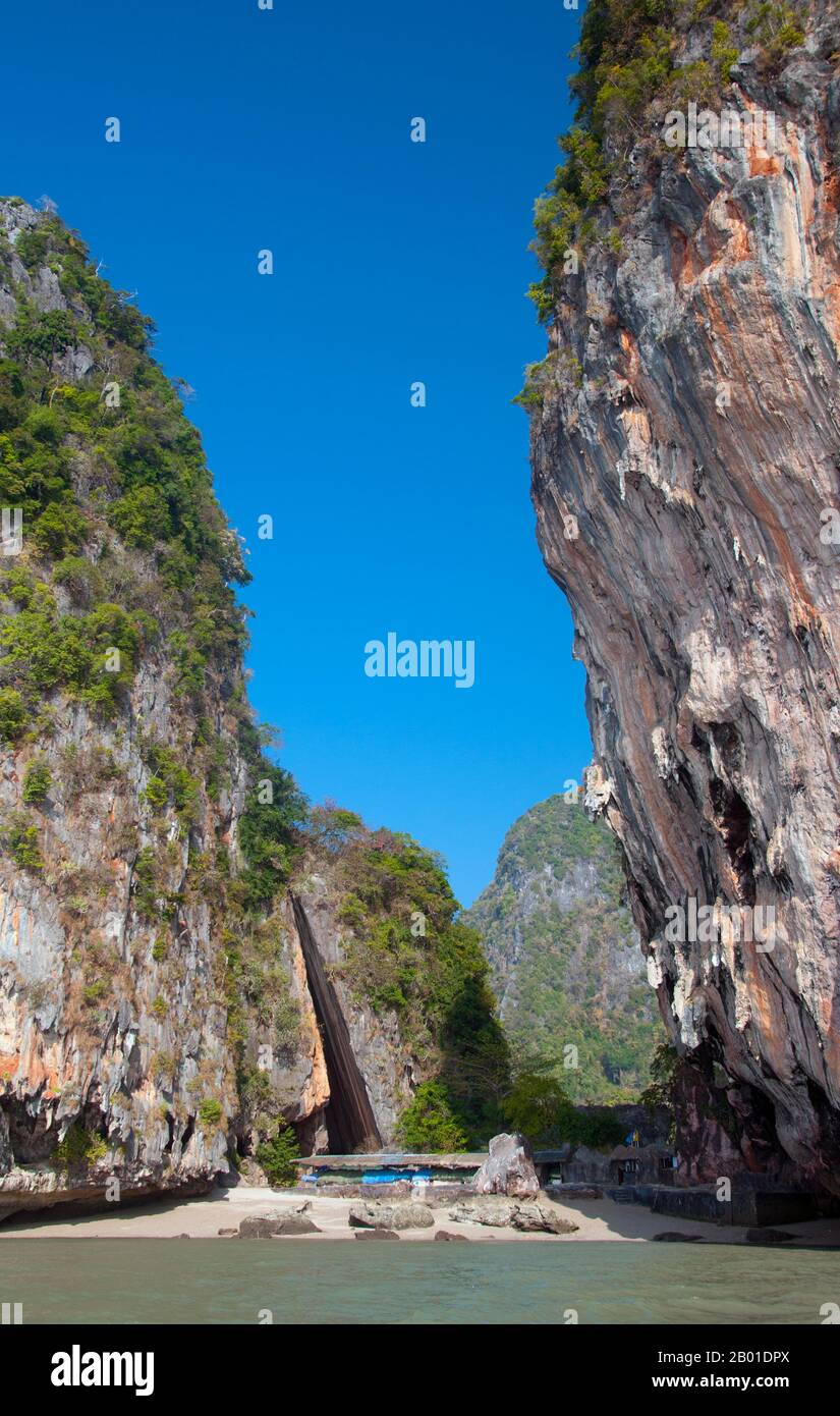 Thailand: Ko Khao Phing Kan (James Bond Island) von hinten, Ao Phang Nga (Phangnga Bay) Nationalpark, Provinz Phang Nga. Der 1981 eingeweihte Ao Phang Nga-Nationalpark erstreckt sich über eine Fläche von etwa 400 Quadratkilometern und besteht hauptsächlich aus Karstfelsen und Inseln, hohen Klippen und dem klaren Wasser des Meeres von Phuket. Obwohl die Heimat einer Vielzahl von Meeres- und Küstenbewohnern ist, einschließlich des zwei Meter langen Wassermonitors, besuchen die meisten Menschen den Park, um die vielen aufstrebenden Karsttürme zu bewundern und zu segeln. Stockfoto