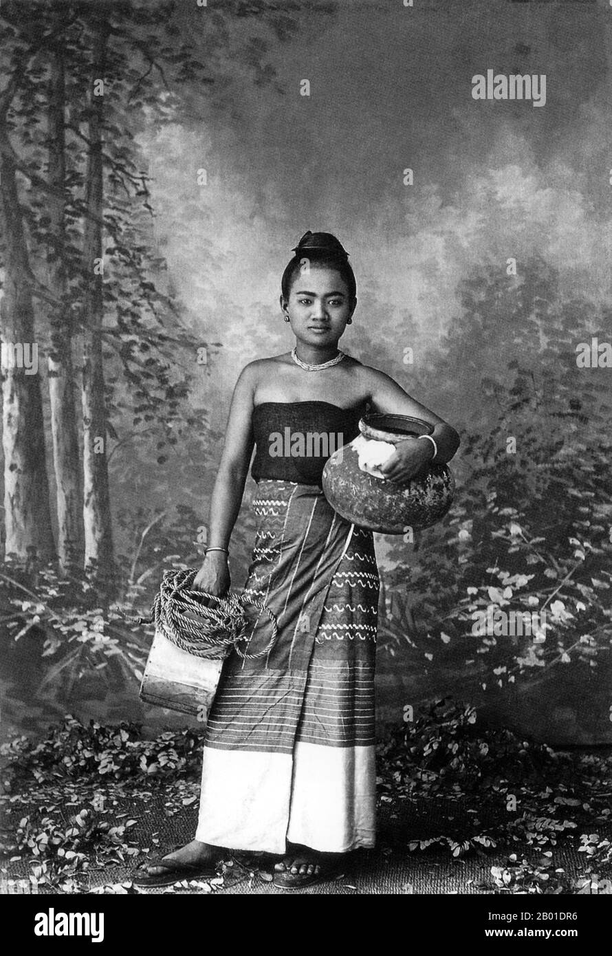 Birma/Myanmar: Studioporträt, das eine angebliche Dorfschönheit darstellt, die vom Brunnen zurückkehrt. Foto: Felice Beato (1832. - 29. Januar 1909), c. 1895. Felice Beato, auch bekannt als Felix Beato, war ein italienisch-britischer Fotograf. Er war einer der ersten Fotografen in Ostasien und einer der ersten Kriegsfotografen. Er ist bekannt für seine Genre, Porträts und Ausblicke und Panoramen der Architektur und Landschaften Asiens und des Mittelmeerraums. Beatos Reisen gaben ihm die Möglichkeit, Bilder von Ländern, Menschen und Ereignissen zu kreieren, die dem Westen nicht bekannt waren. Stockfoto