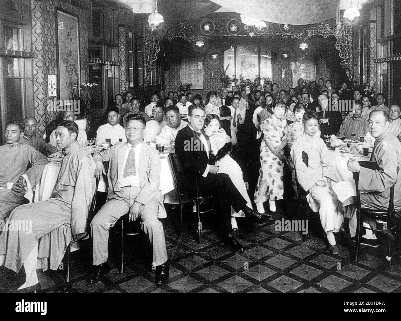 China: Wohlhabende Chinesen und Westler mischen sich bei einer Neujahrsfeier 1930er. Shanghai (Chinesisch: 上 海; Pinyin Shànghǎi) ist eine der größten Städte nach Einwohnern in der Volksrepublik China und der Welt. Die Stadt befindet sich im Osten Chinas, im mittleren Teil der chinesischen Küste, und liegt an der Mündung des Jangtse-Flusses. Aufgrund ihres raschen Wachstums in den letzten zwei Jahrzehnten ist sie wieder zu einer globalen Stadt geworden, die Einfluss auf Finanzen, Handel, Mode, Technologie und Kultur ausübt. Shanghai war einst eine reine Fischerei- und Textilstadt und gewann im 19. Jahrhundert an Bedeutung. Stockfoto