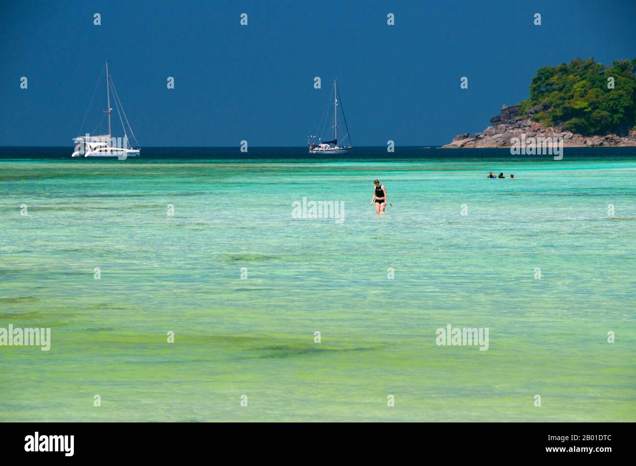 Thailand: Mae Ngam Beach, Ko Surin Nua, Surin Islands Marine National Park. Ko Surin Marine National Park ist eine der letzten Grenzen Thailands zum Tauchen und Segeln. Dieser Meerespark in der Andamanensee beherbergt einige der am stärksten entwickelten Korallenriffe des Landes. Die Inselgruppe Koh Surin ist eine 135 km2 große Fläche in der Andamanensee, etwa 60 Kilometer (38 Meilen) vor der Provinz Ranong. Die fünf Inseln des Parks liegen südlich der Grenze zu Birma. Koh Surin Nua, eine der beiden Hauptinseln, hat eine Fläche von etwa 19 Quadratkilometern. Stockfoto