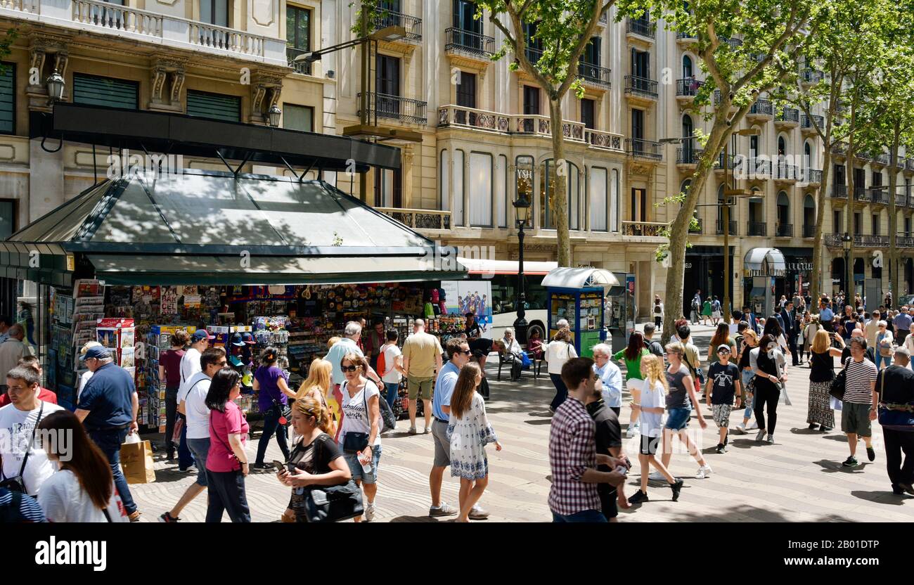 Barcelona, SPANIEN - 22. MAI 2017: Menschen, die am oberen Abschnitt der La Rambla in Barcelona, Spanien, spazieren gehen. Tausende von Menschen gehen täglich von diesem beliebten Stockfoto