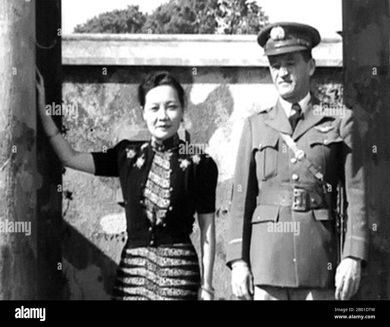 China: General Claire Chennault (6. September 1893 bis 27. Juli 1958), Gründer der Flying Tigers, mit Soong May Ling (5. März 1898 bis 23. Oktober 2003), alias Madame Chiang Kai Shek, Yunnan, c. 1940. Soong May-Ling oder Soong Mei-Ling, auch bekannt als Madame Chiang Kai-shek (traditionelles Chinesisch: 宋美齡; vereinfachtes Chinesisch: 宋美龄; Pinyin: Sòng Měilíng), war eine First Lady der Republik China (ROC), die Ehefrau des ehemaligen Präsidenten Chiang Kai-shek (蔣中正 / 蔣介石). Generalleutnant Claire Lee Chennault war ein amerikanischer Militärflugzeugführer, der während des Zweiten Weltkriegs in China als Flugtrainer und Berater arbeitete Stockfoto