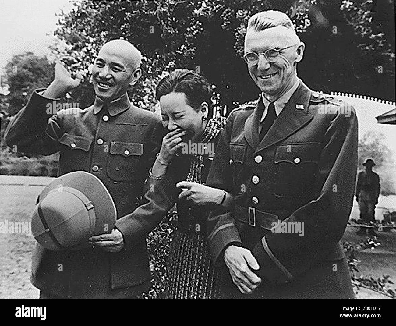 China: Von links nach rechts: Chiang Kai Shek, Soong Mei-Ling (Madame Chiang Kai-shek) und General Joseph Stilwell („Vinegar Joe“), Kunming, c. 1942. Chiang Kai-shek (31. Oktober 1887 bis 5. April 1975) war ein politischer und militärischer Führer des Chinas des 20. Jahrhunderts. Soong May-Ling oder Soong Mei-Ling (5. März 1898 bis 23. Oktober 2003), auch bekannt als Madame Chiang Kai-shek, war eine First Lady der Republik China (ROC), die Ehefrau des ehemaligen Präsidenten Chiang Kai-shek. Joseph Warren Stilwell (19. März 1883 bis 12. Oktober 1946) war ein 4-Sterne-General der US-Armee, bekannt für seine Dienste im China Burma India Theatre. Stockfoto