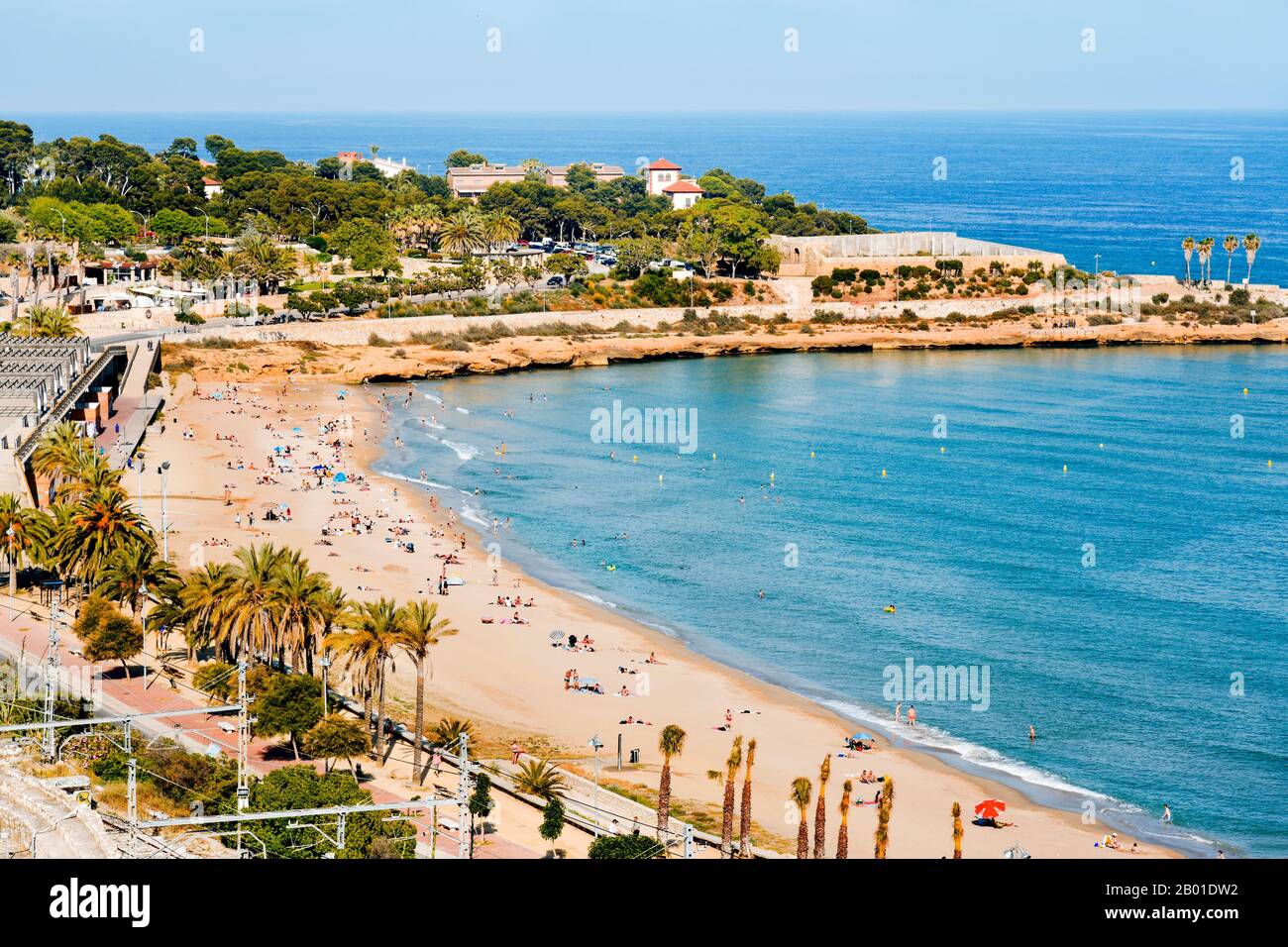 Tarragona, SPANIEN - 28. MAI 2017: Sonnenanbeter am Miracle Beach in Tarragona, Spanien. Die Stadt, in der berühmten Costa Daurada Gegend, hat mehrere urbane Bache Stockfoto