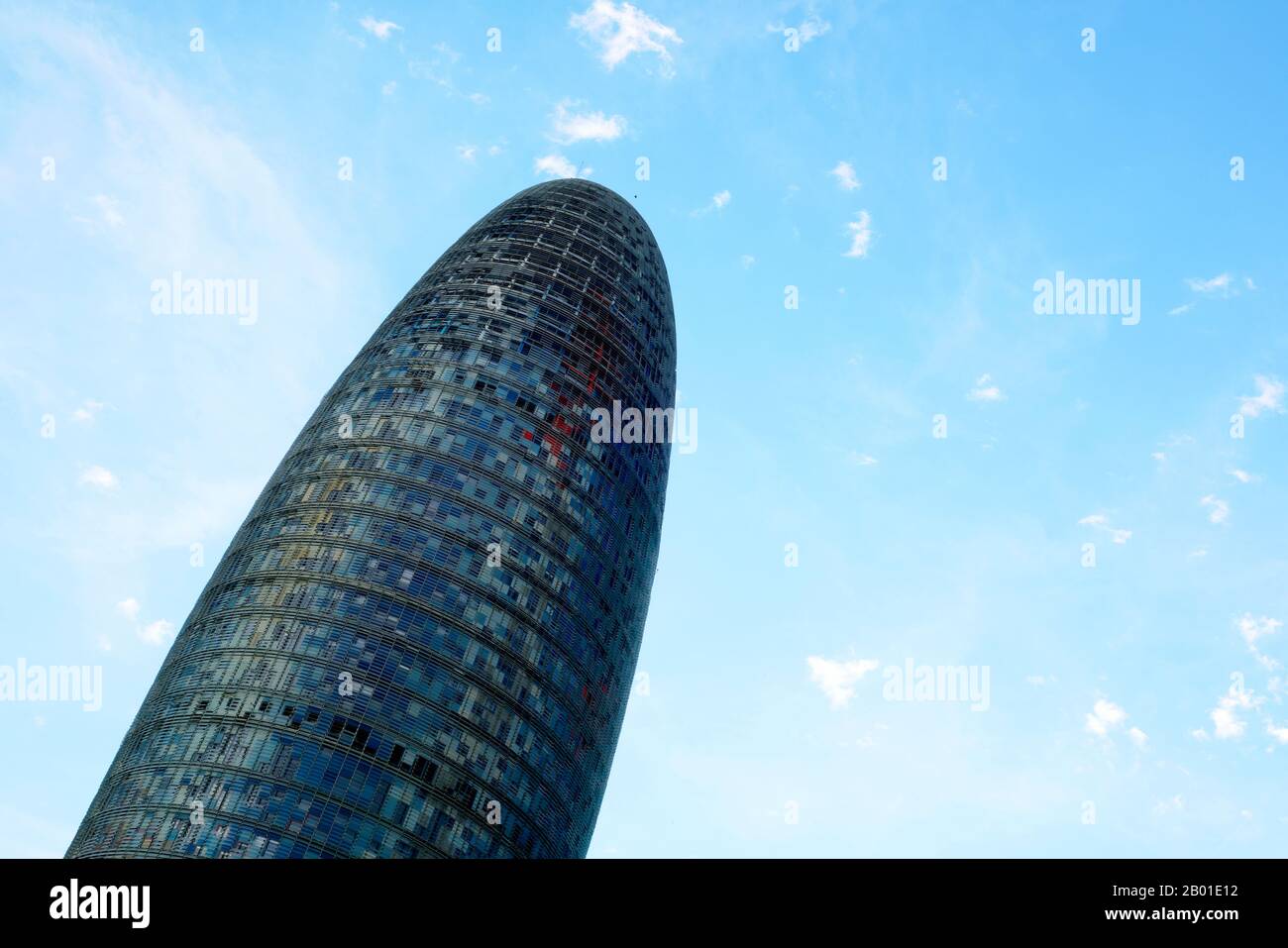 Barcelona, SPANIEN - 7. AUGUST 2017: Das Torre Glories Gebäude, das früher Torre Agbar genannt wurde, hat sich in Barcelona, Spanien gegen den Himmel ausgeklatschen lassen. Diese 38-stöckige Stockfoto