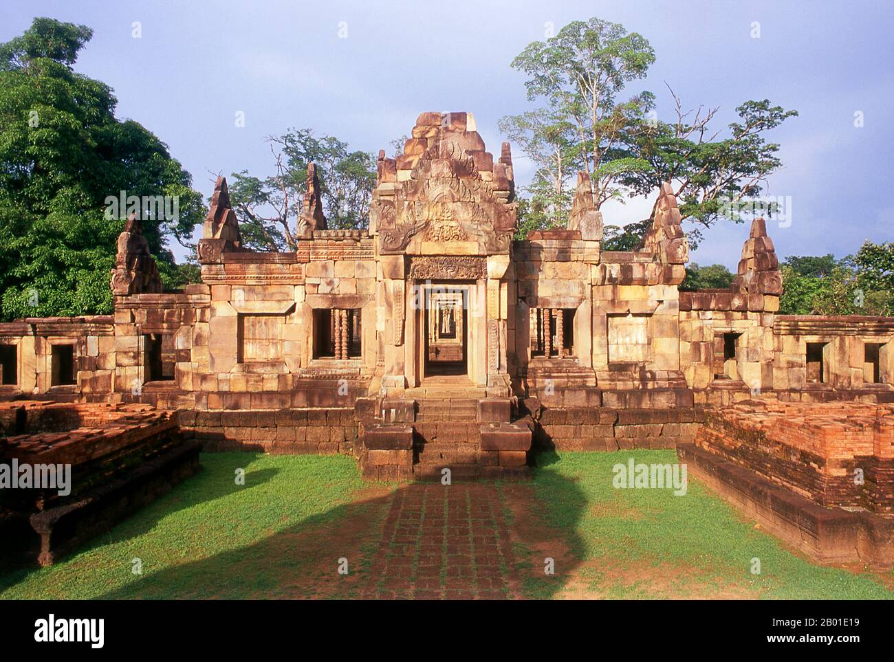 Thailand: Prasat Hin Mueang Tam, Provinz Buriram, Nordosten Thailands. Prasat hin Mueang Tam ist ein Khmer-Tempel im Khleang- und Baphuon-Stil, der aus dem späten 10. Und frühen 11. Jahrhundert stammt. Die primäre Gottheit war Shiva, obwohl Vishnu auch hier verehrt wurde. Prasat Mueang Tam wurde auf Befehl von König Jayavarman V erbaut. Umgeben von einer hohen Seitenwand, umfasst die Anlage herrliche Stufentanks, die liebevoll restauriert und mit Lotusblumen gefüllt wurden. Stockfoto