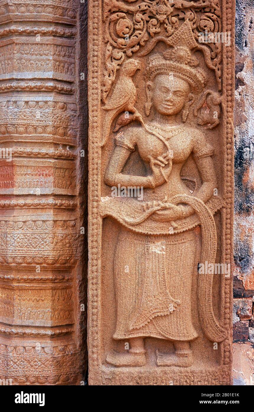 Thailand: Apsara, Prasat Sikhoraphum, Provinz Surin, Nordost-Thailand. Prasat Sikhoraphum ist ein Hindu-Tempel von Khmer, der im 12. Jahrhundert von König Suryavarman II. (R. 1113-1150) erbaut wurde. Prasat Sikhoraphum stammt aus dem frühen 12. Jahrhundert und wurde wunderschön restauriert. Es besteht aus fünf Steinprangs auf einer quadratischen Seitenplattform, die von Seeräuchen umgeben ist. Das Lintel und die Säulen des zentralen Prang sind wunderschön geschnitzt mit himmlischen Tänzern, oder apsara, und anderen Szenen aus der hinduistischen Mythologie. Ein Apsara ist ein weiblicher Geist der Wolken und Gewässer in der hinduistischen und buddhistischen Mythologie Stockfoto