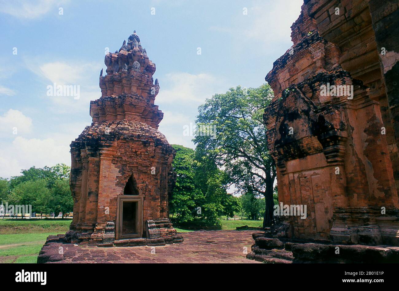 Thailand: Die Backsteinprangs von Prasat Sikhoraphum, Provinz Surin, Nordost-Thailand. Prasat Sikhoraphum ist ein Hindu-Tempel von Khmer, der im 12. Jahrhundert von König Suryavarman II. (R. 1113-1150) erbaut wurde. Prasat Sikhoraphum stammt aus dem frühen 12. Jahrhundert und wurde wunderschön restauriert. Es besteht aus fünf Steinprangs auf einer quadratischen Seitenplattform, die von Seeräuchen umgeben ist. Das Lintel und die Säulen des zentralen Prang sind wunderschön geschnitzt mit himmlischen Tänzern, oder apsara, und anderen Szenen aus der hinduistischen Mythologie. Stockfoto