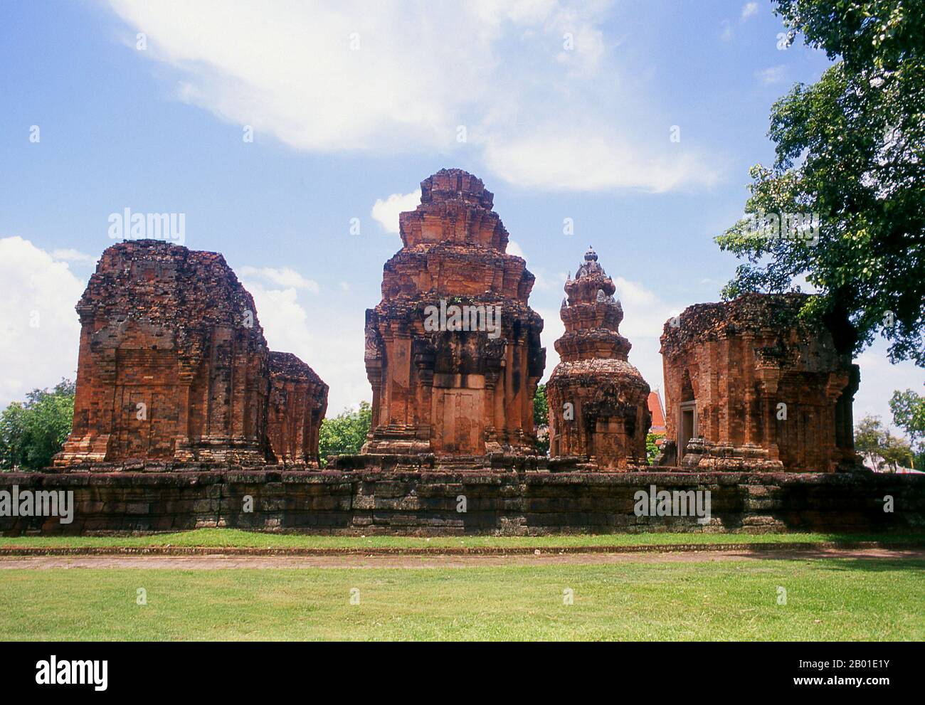 Thailand: Die Backsteinprangs von Prasat Sikhoraphum, Provinz Surin, Nordost-Thailand. Prasat Sikhoraphum ist ein Hindu-Tempel von Khmer, der im 12. Jahrhundert von König Suryavarman II. (R. 1113-1150) erbaut wurde. Prasat Sikhoraphum stammt aus dem frühen 12. Jahrhundert und wurde wunderschön restauriert. Es besteht aus fünf Steinprangs auf einer quadratischen Seitenplattform, die von Seeräuchen umgeben ist. Das Lintel und die Säulen des zentralen Prang sind wunderschön geschnitzt mit himmlischen Tänzern, oder apsara, und anderen Szenen aus der hinduistischen Mythologie. Stockfoto