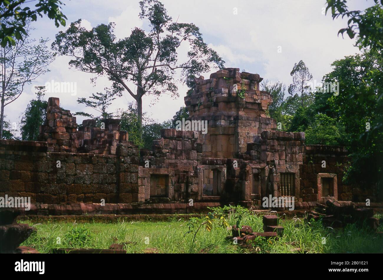 Thailand: Prasat Ta Meuan Thom, Provinz Surin. Prasat Ta Meuan - ein Komplex aus drei Bauwerken, erbaut im 12.-13. Jahrhundert um die Zeit des kambodschanischen Königs Jayavarman VII (r. 1181-1215). Das größte Gebäude ist Prasat Ta Meuan Thom. Es ist von einer Außenwand umgeben und enthält ein großes, zentrales, rechteckiges Gebäude auf einer Nord-Süd-Achse. Im Süden befindet sich Prasat Ta Meuan Toht, ein kleineres Bauwerk mit einer Außenwand. Das letzte und kleinste von drei ist Prasat Ta Meuan, ein kleines Gebäude ohne Wand, ca. 15m x 5m groß. Stockfoto