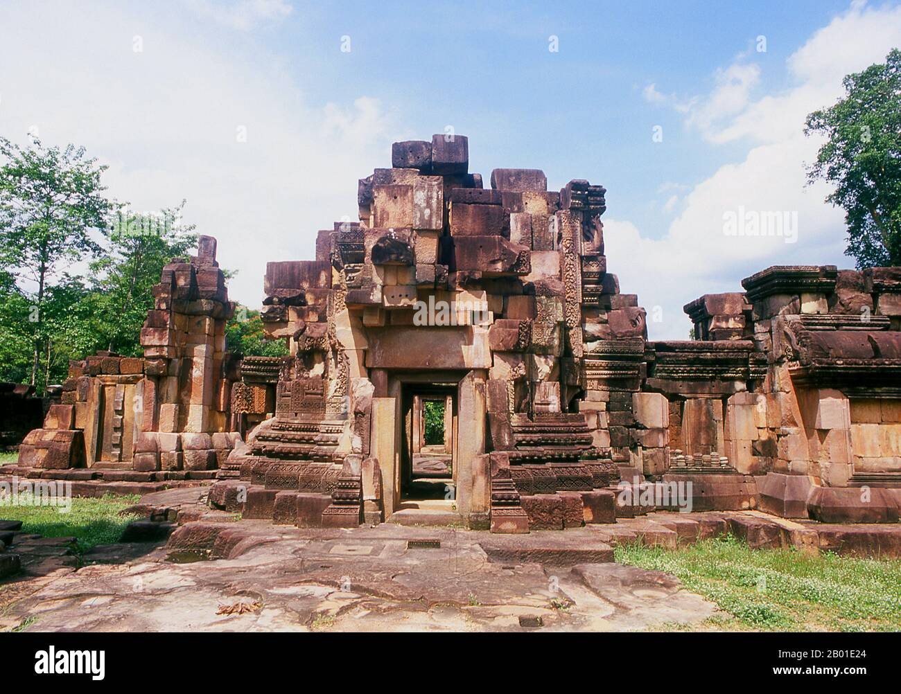 Thailand: Prasat Ta Meuan Thom, Provinz Surin. Prasat Ta Meuan - ein Komplex aus drei Bauwerken, erbaut im 12.-13. Jahrhundert um die Zeit des kambodschanischen Königs Jayavarman VII (r. 1181-1215). Das größte Gebäude ist Prasat Ta Meuan Thom. Es ist von einer Außenwand umgeben und enthält ein großes, zentrales, rechteckiges Gebäude auf einer Nord-Süd-Achse. Im Süden befindet sich Prasat Ta Meuan Toht, ein kleineres Bauwerk mit einer Außenwand. Das letzte und kleinste von drei ist Prasat Ta Meuan, ein kleines Gebäude ohne Wand, ca. 15m x 5m groß. Stockfoto