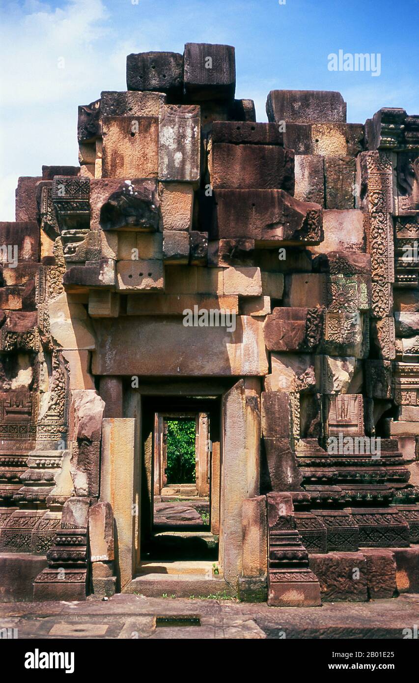 Thailand: Prasat Ta Meuan Thom, Provinz Surin. Prasat Ta Meuan - ein Komplex aus drei Bauwerken, erbaut im 12.-13. Jahrhundert um die Zeit des kambodschanischen Königs Jayavarman VII (r. 1181-1215). Das größte Gebäude ist Prasat Ta Meuan Thom. Es ist von einer Außenwand umgeben und enthält ein großes, zentrales, rechteckiges Gebäude auf einer Nord-Süd-Achse. Im Süden befindet sich Prasat Ta Meuan Toht, ein kleineres Bauwerk mit einer Außenwand. Das letzte und kleinste von drei ist Prasat Ta Meuan, ein kleines Gebäude ohne Wand, ca. 15m x 5m groß. Stockfoto