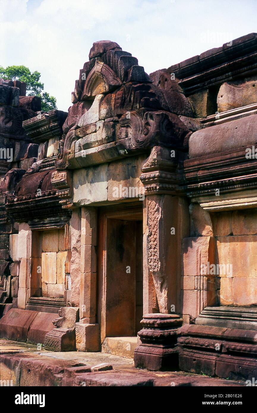 Thailand: Prasat Ta Meuan Thom, Provinz Surin. Prasat Ta Meuan - ein Komplex aus drei Bauwerken, erbaut im 12.-13. Jahrhundert um die Zeit des kambodschanischen Königs Jayavarman VII (r. 1181-1215). Das größte Gebäude ist Prasat Ta Meuan Thom. Es ist von einer Außenwand umgeben und enthält ein großes, zentrales, rechteckiges Gebäude auf einer Nord-Süd-Achse. Im Süden befindet sich Prasat Ta Meuan Toht, ein kleineres Bauwerk mit einer Außenwand. Das letzte und kleinste von drei ist Prasat Ta Meuan, ein kleines Gebäude ohne Wand, ca. 15m x 5m groß. Stockfoto