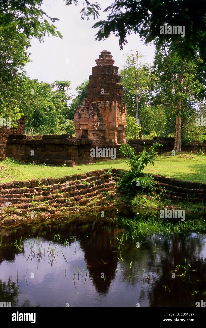 Thailand: Prasat Ta Meuan Toht, Provinz Surin. Prasat Ta Meuan - ein Komplex aus drei Bauwerken, erbaut im 12.-13. Jahrhundert um die Zeit des kambodschanischen Königs Jayavarman VII (r. 1181-1215). Das größte Gebäude ist Prasat Ta Meuan Thom. Es ist von einer Außenwand umgeben und enthält ein großes, zentrales, rechteckiges Gebäude auf einer Nord-Süd-Achse. Im Süden befindet sich Prasat Ta Meuan Toht, ein kleineres Bauwerk mit einer Außenwand. Das letzte und kleinste von drei ist Prasat Ta Meuan, ein kleines Gebäude ohne Wand, ca. 15m x 5m groß. Stockfoto