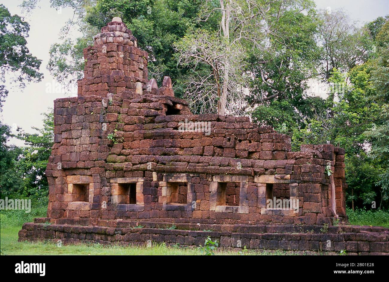 Thailand: Prasat Ta Meuan, Provinz Surin. Prasat Ta Meuan - ein Komplex aus drei Bauwerken, erbaut im 12.-13. Jahrhundert um die Zeit des kambodschanischen Königs Jayavarman VII (r. 1181-1215). Das größte Gebäude ist Prasat Ta Meuan Thom. Es ist von einer Außenwand umgeben und enthält ein großes, zentrales, rechteckiges Gebäude auf einer Nord-Süd-Achse. Im Süden befindet sich Prasat Ta Meuan Toht, ein kleineres Bauwerk mit einer Außenwand. Das letzte und kleinste von drei ist Prasat Ta Meuan, ein kleines Gebäude ohne Wand, ca. 15m x 5m groß. Stockfoto