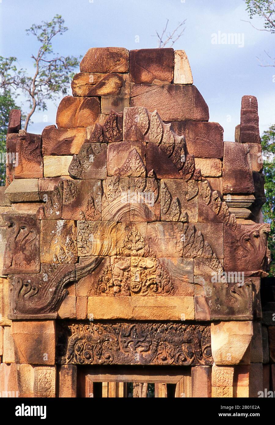 Thailand: Lintel, Prasat Ta Meuan, Provinz Surin. Prasat Ta Meuan - ein Komplex aus drei Bauwerken, erbaut im 12.-13. Jahrhundert um die Zeit des kambodschanischen Königs Jayavarman VII (r. 1181-1215). Das größte Gebäude ist Prasat Ta Meuan Thom. Es ist von einer Außenwand umgeben und enthält ein großes, zentrales, rechteckiges Gebäude auf einer Nord-Süd-Achse. Im Süden befindet sich Prasat Ta Meuan Toht, ein kleineres Bauwerk mit einer Außenwand. Das letzte und kleinste von drei ist Prasat Ta Meuan, ein kleines Gebäude ohne Wand, ca. 15m x 5m groß. Stockfoto