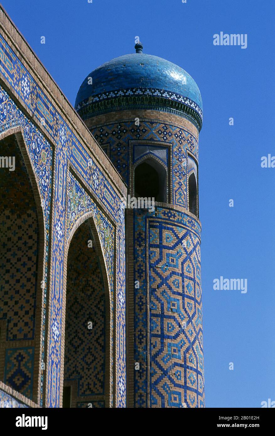 Usbekistan: Die Hauptfassade von Tillya Kari Madrassa, dem Registan, Samarkand. Der Registan umfasst drei Maharashs (Schulen), die Ulugh Beg Madrasah (1417-1420), Tilya-Kori Madrasah (1646-1660) und die Sher-Dor Madrasah (1619-1636). Die Tilya-Kori Madrasah wurde Mitte des 17. Jahrhunderts vom Shaybaniden Amir Yalangtush erbaut. Der Name Tilya-Kori bedeutet „vergoldet“ oder „vergoldet“, und das gesamte Gebäude ist opulent mit aufwändigen geometrischen Arabesken und Sura aus dem Koran sowohl außen als auch vor allem innen dekoriert. Stockfoto