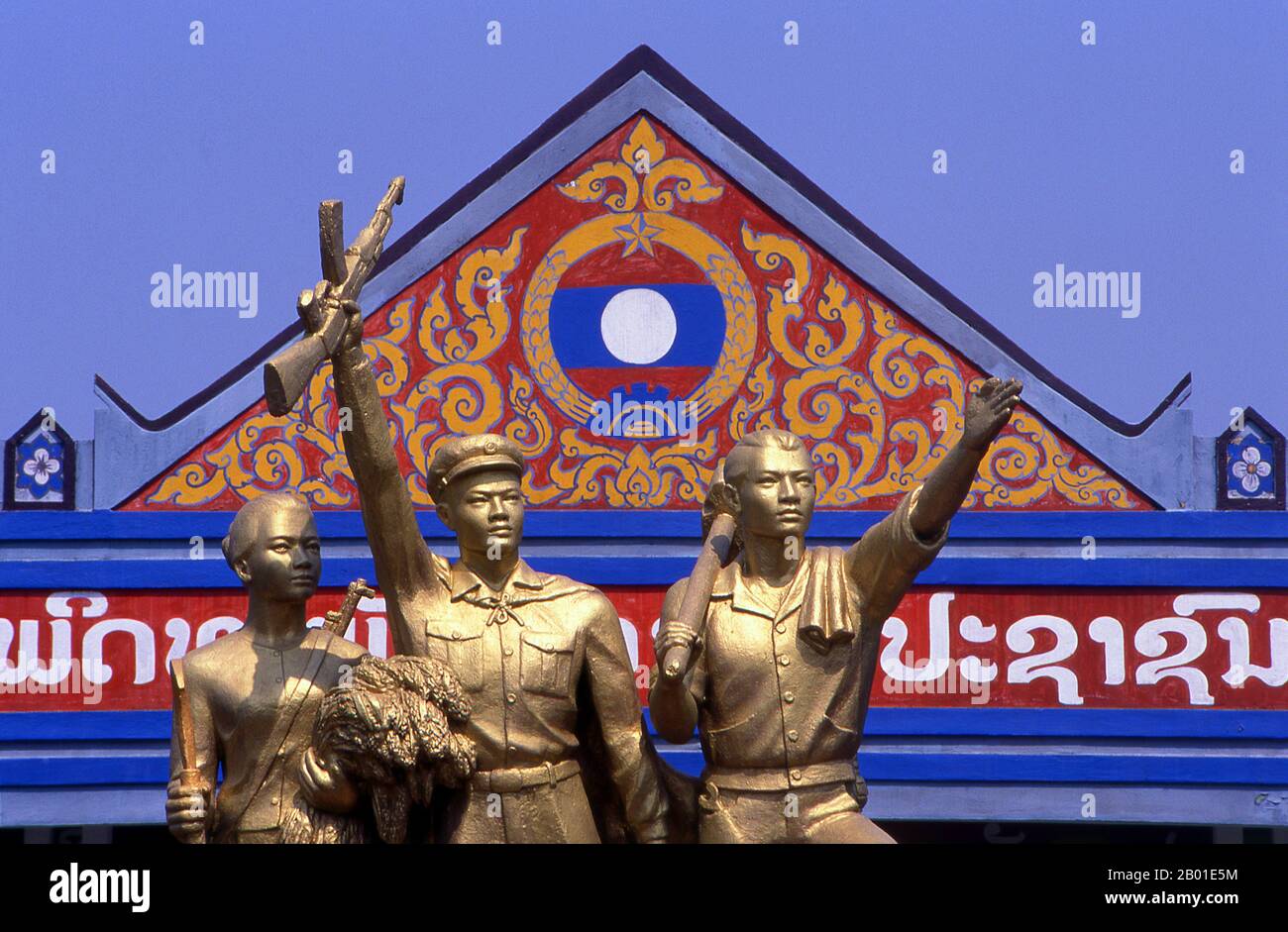 Laos: Sozialistische Realismus-Statue in Vientiane, die Arbeiter und Soldaten in der Revolution zeigt. Der sozialistische Realismus ist ein Stil realistischer Kunst, der in der Sowjetunion entwickelt wurde und in anderen kommunistischen Ländern zu einem dominanten Stil wurde. Der sozialistische Realismus ist ein teleologisch orientierter Stil, dessen Zweck darin besteht, die Ziele des Sozialismus und des Kommunismus zu fördern. Auch wenn sie damit zusammenhängen, darf sie nicht mit sozialem Realismus verwechselt werden, einer Art Kunst, die Themen von sozialer Bedeutung realistisch darstellt. Anders als der soziale Realismus verherrlicht der sozialistische Realismus oft die Rolle der Armen. Stockfoto