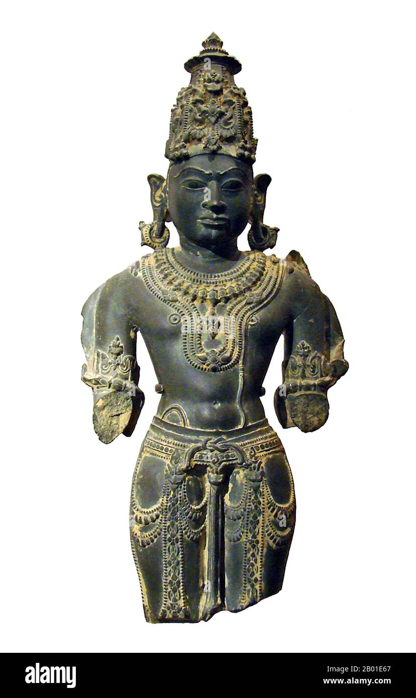 Indien: Vishnu-Statue in schieferblauem Stein, Gwalior, Madhya Pradesh, 11.-12. Jahrhundert. Foto: Jean-Pierre Dalbera (CC BY-2,0 Lizenz). Vishnu (Sanskrit विष्णु Viṣṇu) ist der oberste gott in der vaishnavitischen Tradition des Hinduismus. Smarta-Anhänger von Adi Shankara, unter anderem, verehren Vishnu als eine der fünf primären Formen Gottes. Vishnu Sahasranama erklärt Vishnu zu Paramatma (höchste Seele) und Parameshwara (oberster Gott). Er beschreibt Vishnu als das allumfassende Wesen aller Wesen, den Meister der Vergangenheit, Gegenwart und Zukunft und darüber hinaus. Stockfoto