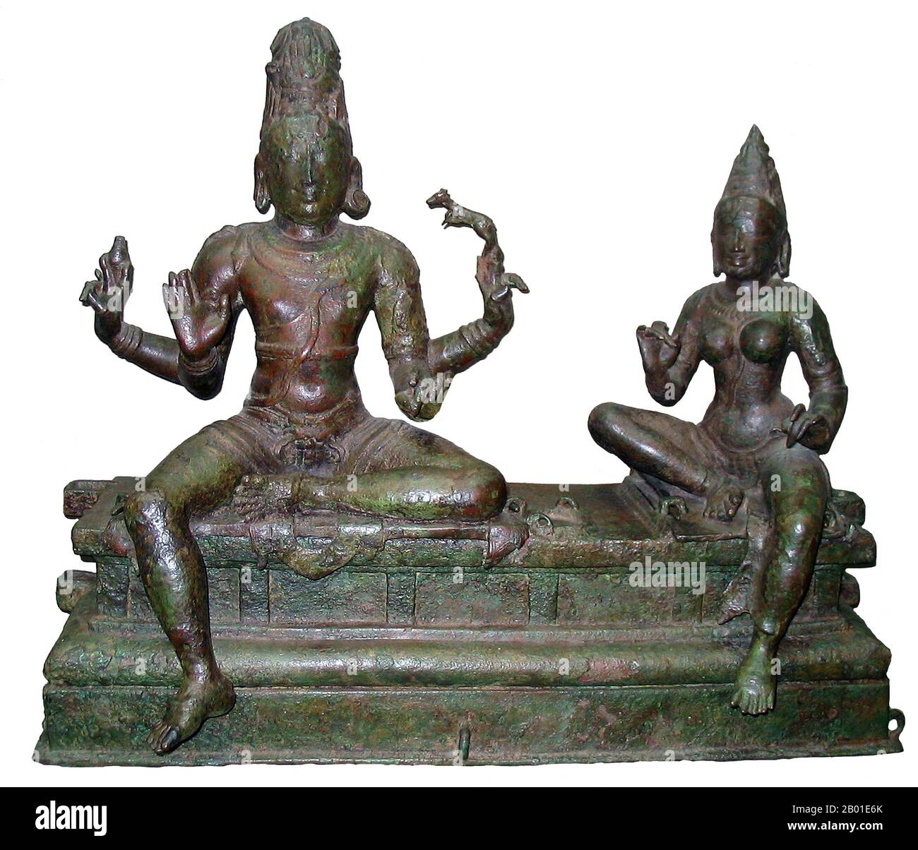 Indien: Somaskanda (Shiva und seine Gemahlin Uma), Südindien, Chola-Dynastie, 12. Jahrhundert. Foto von Quadell (CC BY-SA 3,0 Lizenz). Shiva (Sanskrit: शिव Śiva, was "die Glückliche" bedeutet) ist eine große hinduistische Gottheit und ist der zerstörergott oder Transformator unter den Trimurti, der Hindu-Dreifaltigkeit der wichtigsten Aspekte des Göttlichen. In der Shaiva-Tradition des Hinduismus gilt Shiva als oberster Gott. In der Smarta-Tradition gilt er als eine der fünf primären Formen Gottes. Anhänger des Hinduismus, die ihre Verehrung auf Shiva richten, werden Shaiviten oder Shaivas (Sanskrit śaiva) genannt. Stockfoto