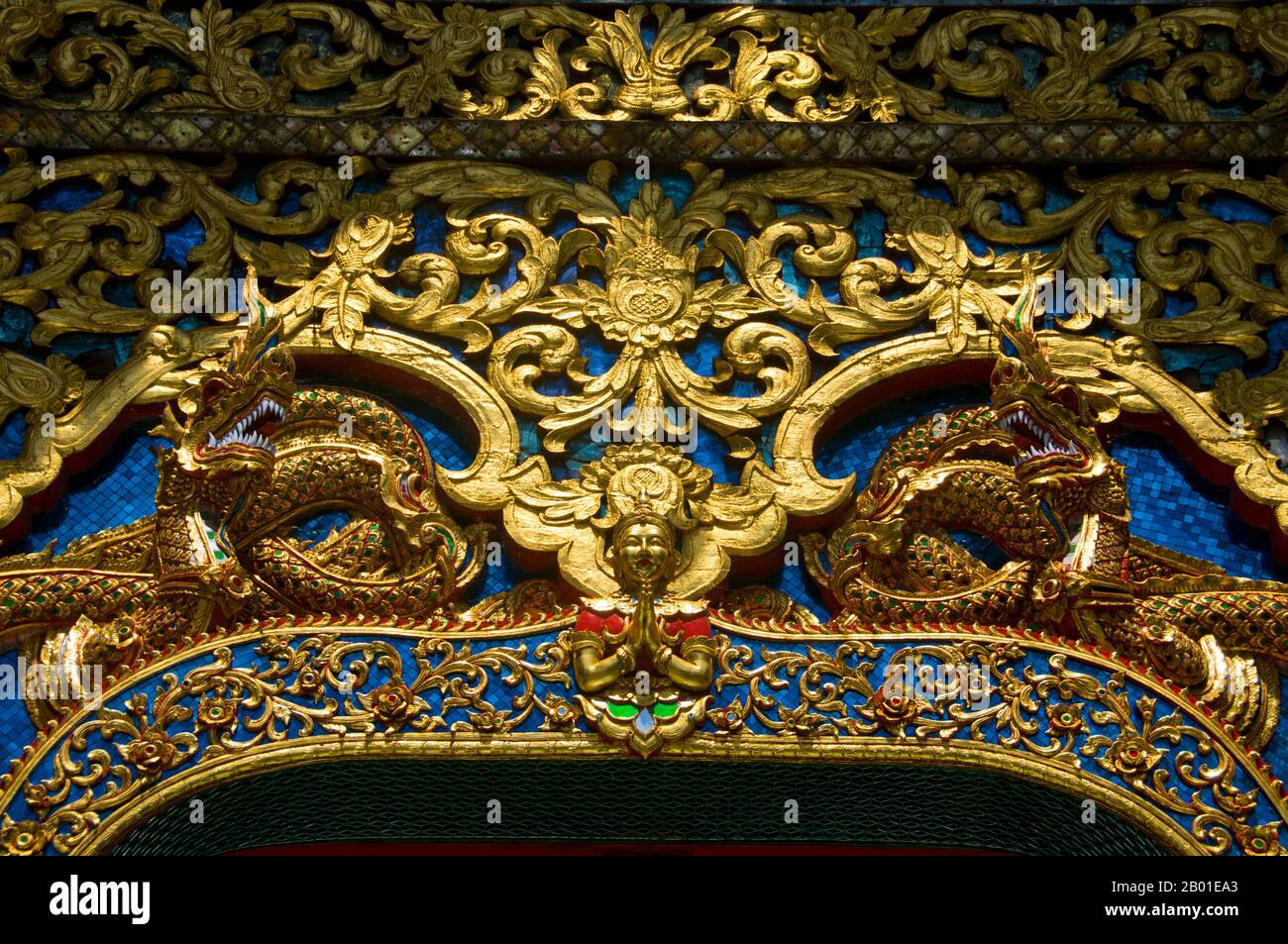 Thailand: Dekoration über dem Viharn-Eingang am Mon-Tempel von Wat Chai Mongkhon, Chiang Mai. Die Mon, eine nicht-Tai-Gruppe, wurden zu Beginn des 19. Jahrhunderts in Chiang Mai neu angesiedelt. Sie waren traditionell feindlich gegenüber dem herrschenden Volk von Bamar in Birma und gelten daher allgemein als natürliche Verbündete der Tai, ob in Lan Na oder weiter südlich in Siam. Die Mon, die oft mit Wasser und Booten in Verbindung gebracht werden (insbesondere in ihren wichtigsten Gebieten in Bangkok, wo Pak Kret und Phra Padaeng angesiedelt sind), wurden um Wat Chai Mongkhon am Westufer des Flusses Ping niedergelassen. Stockfoto