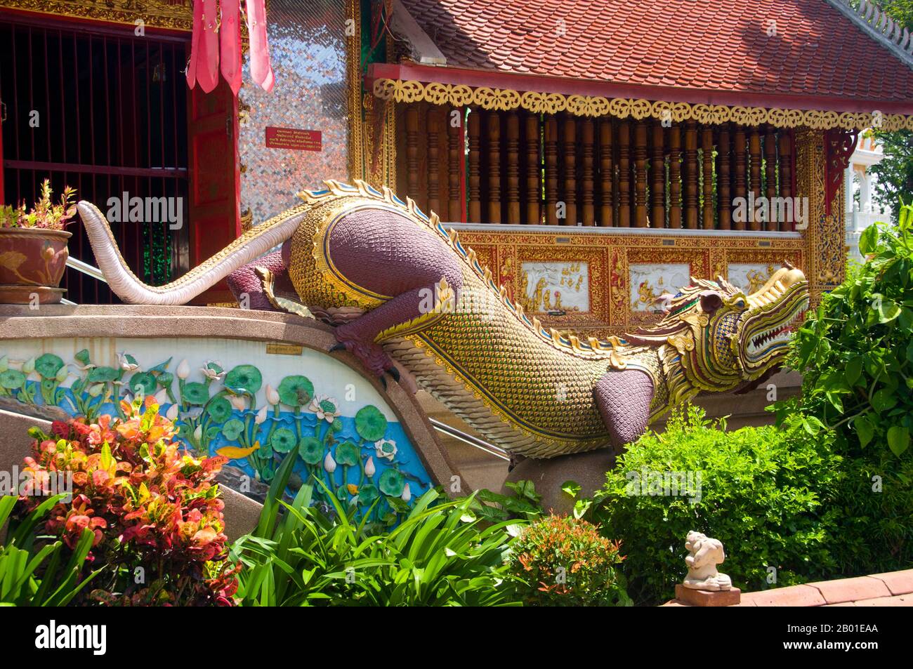 Thailand: Makara Balustrade am Mon-Tempel von Wat Chai Mongkhon, Chiang Mai. Die Mon, eine nicht-Tai-Gruppe, wurden zu Beginn des 19. Jahrhunderts in Chiang Mai neu angesiedelt. Sie waren traditionell feindlich gegenüber dem herrschenden Volk von Bamar in Birma und gelten daher allgemein als natürliche Verbündete der Tai, ob in Lan Na oder weiter südlich in Siam. Die Mon, die oft mit Wasser und Booten in Verbindung gebracht werden (insbesondere in ihren wichtigsten Gebieten in Bangkok, wo Pak Kret und Phra Padaeng angesiedelt sind), wurden um Wat Chai Mongkhon am Westufer des Flusses Ping niedergelassen. Stockfoto