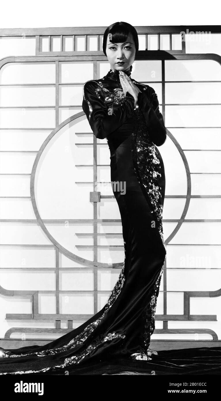China/USA: Anna May Wong (3. Januar 1905 - 3. Februar 1961), chinesisch-amerikanischer Filmstar, trägt ein Cheongsam, entworfen von Travis Banton. Publicity immer noch aus "Limehouse Blues", 1934. Anna May Wong war amerikanische Schauspielerin, der erste chinesische amerikanische Filmstar und der erste asiatische Amerikaner, der ein internationaler Star wurde. Ihre lange und vielfältige Karriere umfasste sowohl Stummfilm als auch Tonfilm, Fernsehen, Bühne und Radio. Wong wurde in der Nähe des Chinatown-Viertels Los Angeles von chinesisch-amerikanischen Eltern der zweiten Generation geboren und war in die Filme verliebt und spielte schon in jungen Jahren. Stockfoto