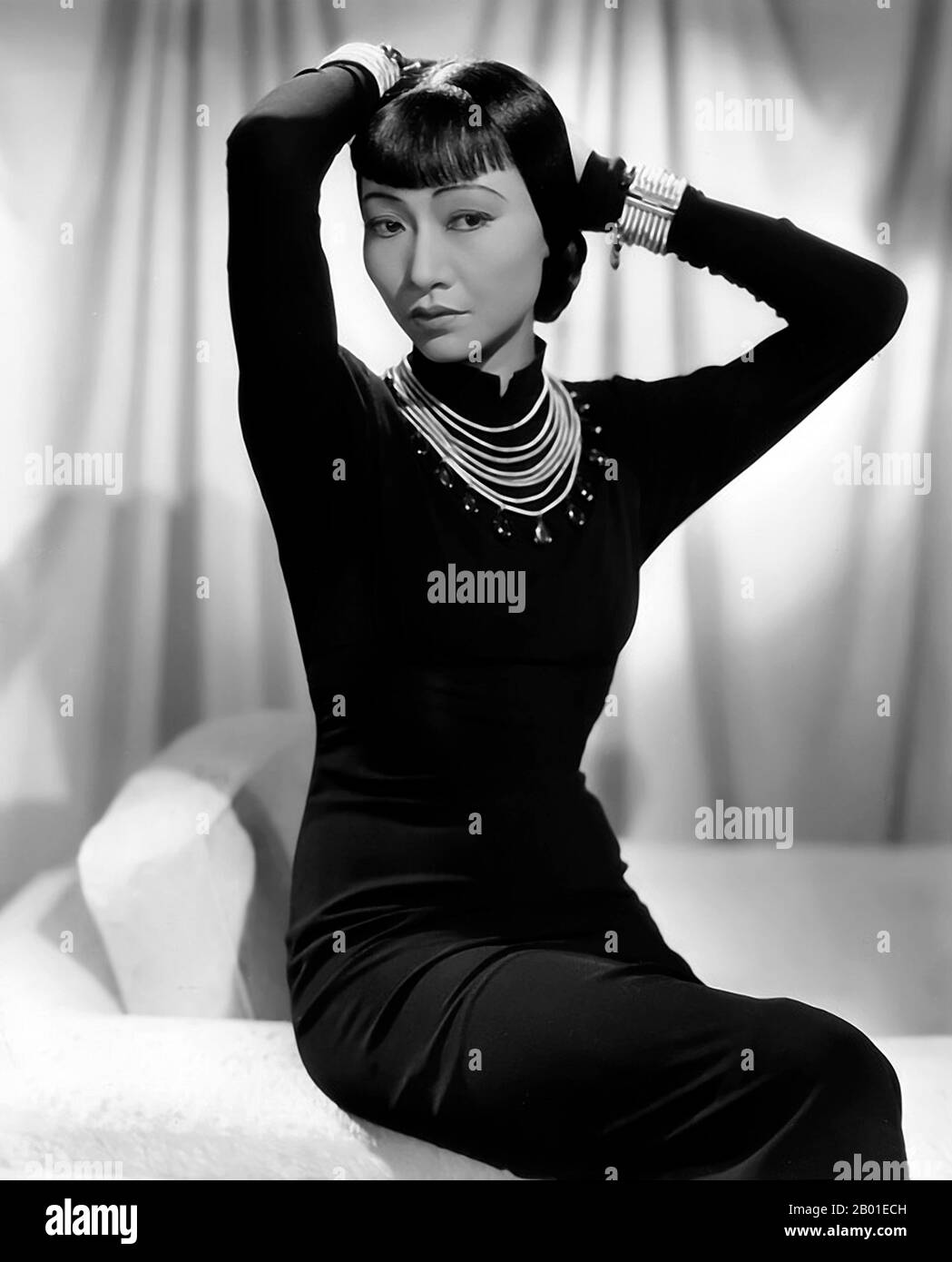 China/USA: Anna May Wong (3. Januar 1905 - 3. Februar 1961), chinesisch-amerikanischer Filmstar. Werbespot von "Dangerous to Know", 1938. Anna May Wong war amerikanische Schauspielerin, der erste chinesische amerikanische Filmstar und der erste asiatische Amerikaner, der ein internationaler Star wurde. Ihre lange und vielfältige Karriere umfasste sowohl Stummfilm- als auch Tonfilm, Fernsehen, Bühne und Radio. Wong wurde in der Nähe des Chinatown-Viertels Los Angeles von chinesisch-amerikanischen Eltern der zweiten Generation geboren und war in die Filme verliebt und spielte schon in jungen Jahren. Stockfoto