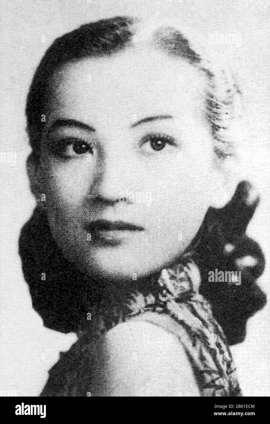 China: Zhou Xuan (周璇, 1. August 1918 bis 22. September 1957), chinesische Sängerin und Schauspielerin, 1940. In den 1940er Jahren war sie eine von Chinas sieben großen Sängern geworden. Sie ist wahrscheinlich die bekannteste der sieben, da sie bis 1953 eine gleichzeitige Filmkarriere hatte. Zhou wurde als Su Pu (蘇璞) geboren, wurde jedoch in jungen Jahren von ihren natürlichen Eltern getrennt und von Adoptiveltern aufgezogen. Sie verbrachte ihr ganzes Leben auf der Suche nach ihren biologischen Eltern, aber ihre Abstammung wurde erst nach ihrem Tod festgestellt. Im Alter von 13 Jahren nahm sie Zhou Xuan als ihren Künstlernamen, „Xuan“ bedeutet „wunderschöne Jade“. Stockfoto