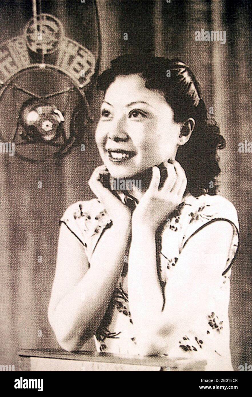 China: Bai Hong (24. Februar 1920 - 28. Mai 1992), Filmstar und Sänger, c. 1940er. Bai Hong wurde mit dem Geburtsnamen Bai Lizhu (白丽珠) in Peking geboren. In den 1940er Jahren wurde sie zu einer der „großen singenden Stars“ Chinas in jungen Jahren. Bai schloss sich der Bright Moonlight Song and Dance Troupe an, wo sie in die Unterhaltungsindustrie von Shanghai eintrat. Sie benutzte den Künstlernamen (白虹), was übersetzt „Weißer Regenbogen“ bedeutet. In den 1930er Jahren war sie eine beliebte Ikone, die für ihre Beherrschung der Sprache und Klarheit beim Ausdrücken von Texten bekannt war, was ihr dabei half, viele Fans zu gewinnen. Stockfoto