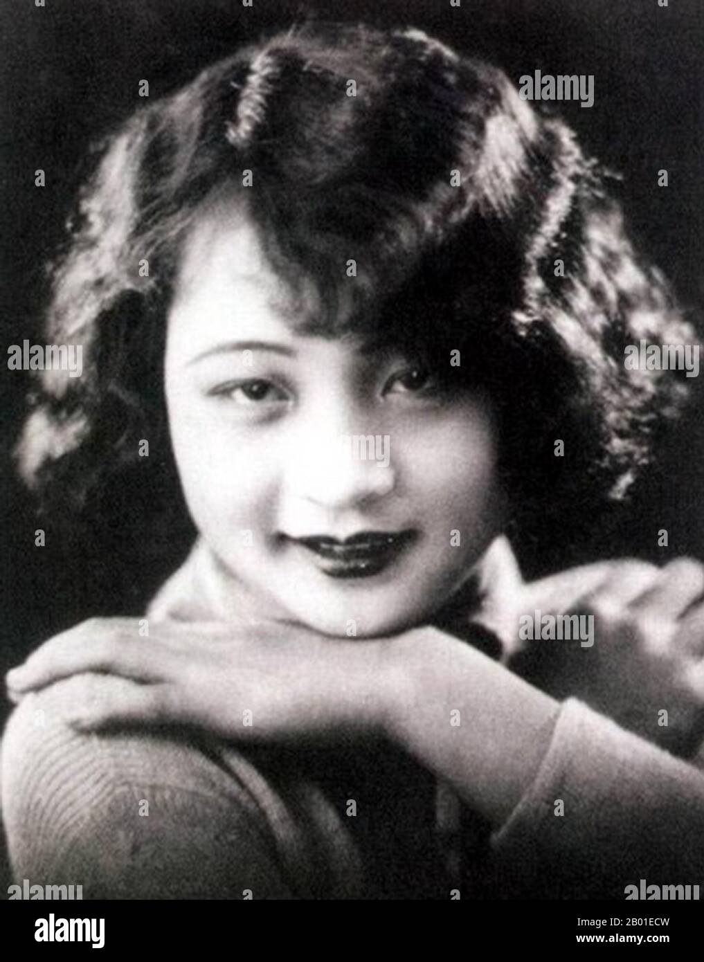 China: Li Lili (黎莉莉, 2. Juni 1915 - 7. August 2005), chinesische Filmdarstellerin in Shanghai in den 1930er und 1940er Jahren, c. 1930er. Li wurde Qian Zhenzhen in Peking geboren. Ihr Vater, Qian Zhuangfei, war eine wichtige Persönlichkeit unter den frühen Helden der Kommunistischen Partei. 1927 zog sie nach Shanghai, wo ihr Vater sie ermutigte, sich der China National Song & Dance Troupe anzuschließen, die später in Bright Moon Song and Dance Troupe umbenannt wurde. Li Jinhui, später auch als Vater der chinesischen Volksmusik bekannt, war Dirigent der Truppe und adoptierte sie als seine gottochter, und sie nahm seinen Nachnamen an. Stockfoto