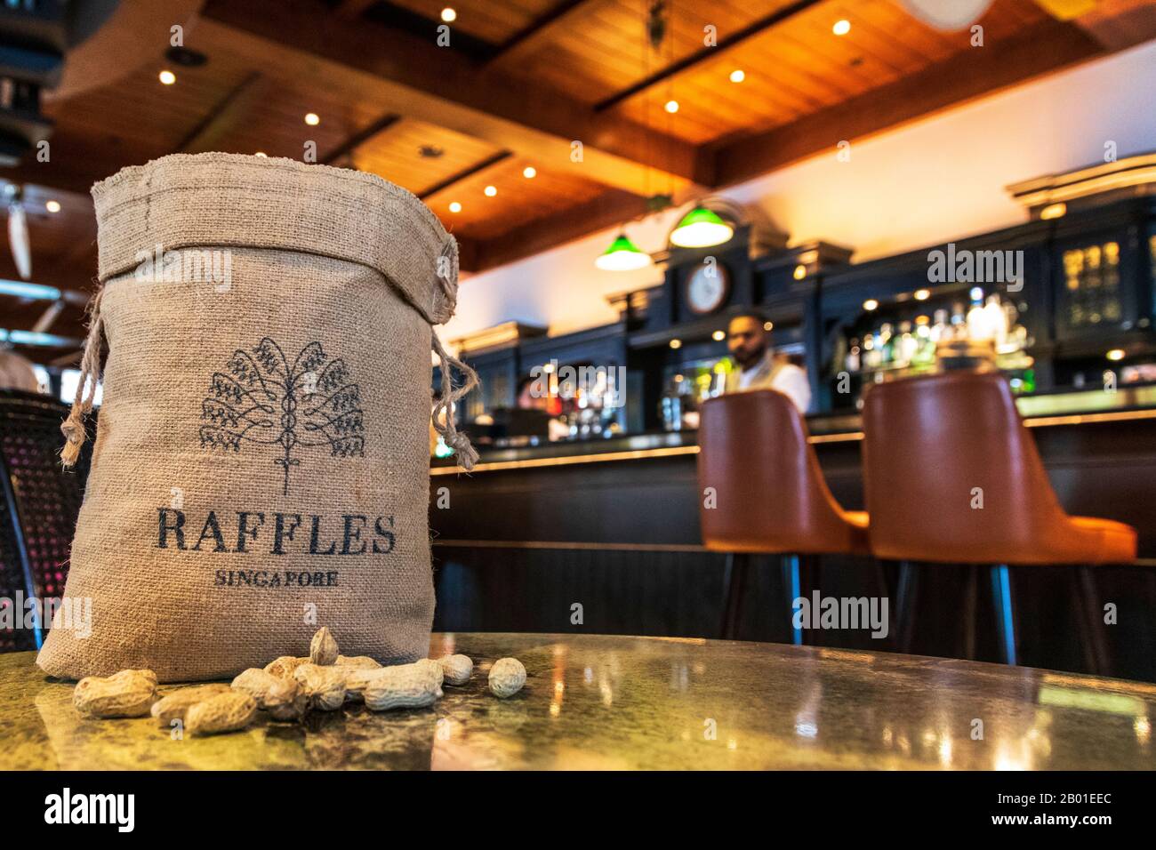 In der berühmten Raffles Long Bar, Singapur, zeigt eine traditionelle Tasche aus Erdnüssen mit dem Namen Raffles auf ihr, Singapur, Asien. Stockfoto