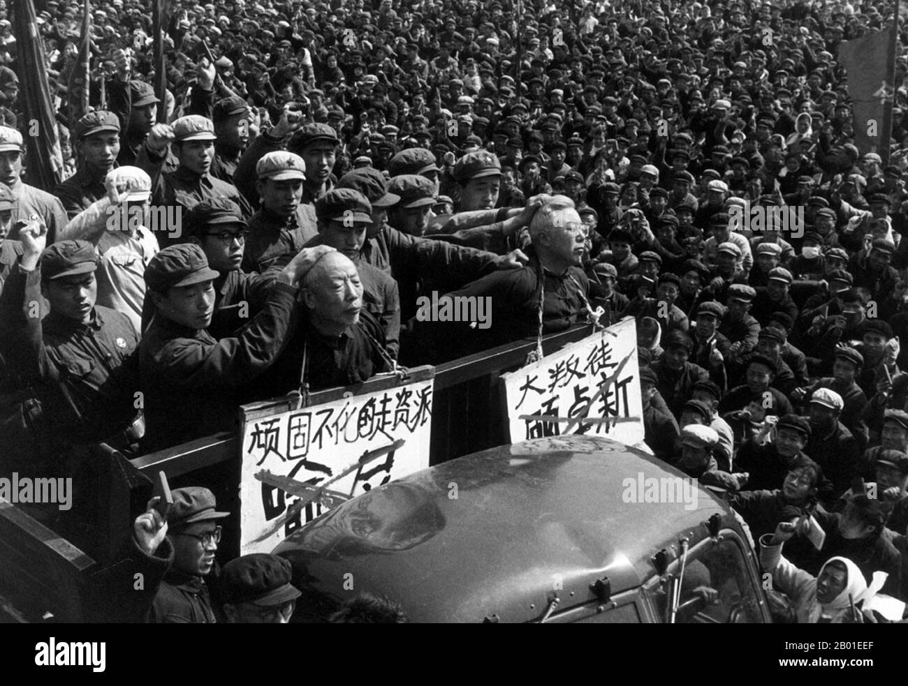 China: Denuncing 'Capital Roaders', Szene aus der Kulturrevolution (1966-1976), August 1968. Die große proletarische Kulturrevolution, allgemein bekannt als Kulturrevolution (Chinesisch: 文化大革命), war eine soziopolitische Bewegung, die in der Volksrepublik China von 1966 bis 1976 stattfand. Das von Mao Zedong, dem damaligen Vorsitzenden der Kommunistischen Partei Chinas, in Bewegung gesetzte Ziel bestand darin, den Sozialismus im Land zu erzwingen, indem kapitalistische, traditionelle und kulturelle Elemente aus der chinesischen Gesellschaft entfernt und die maoistische Orthodoxie innerhalb der Partei durchgesetzt werden. Stockfoto