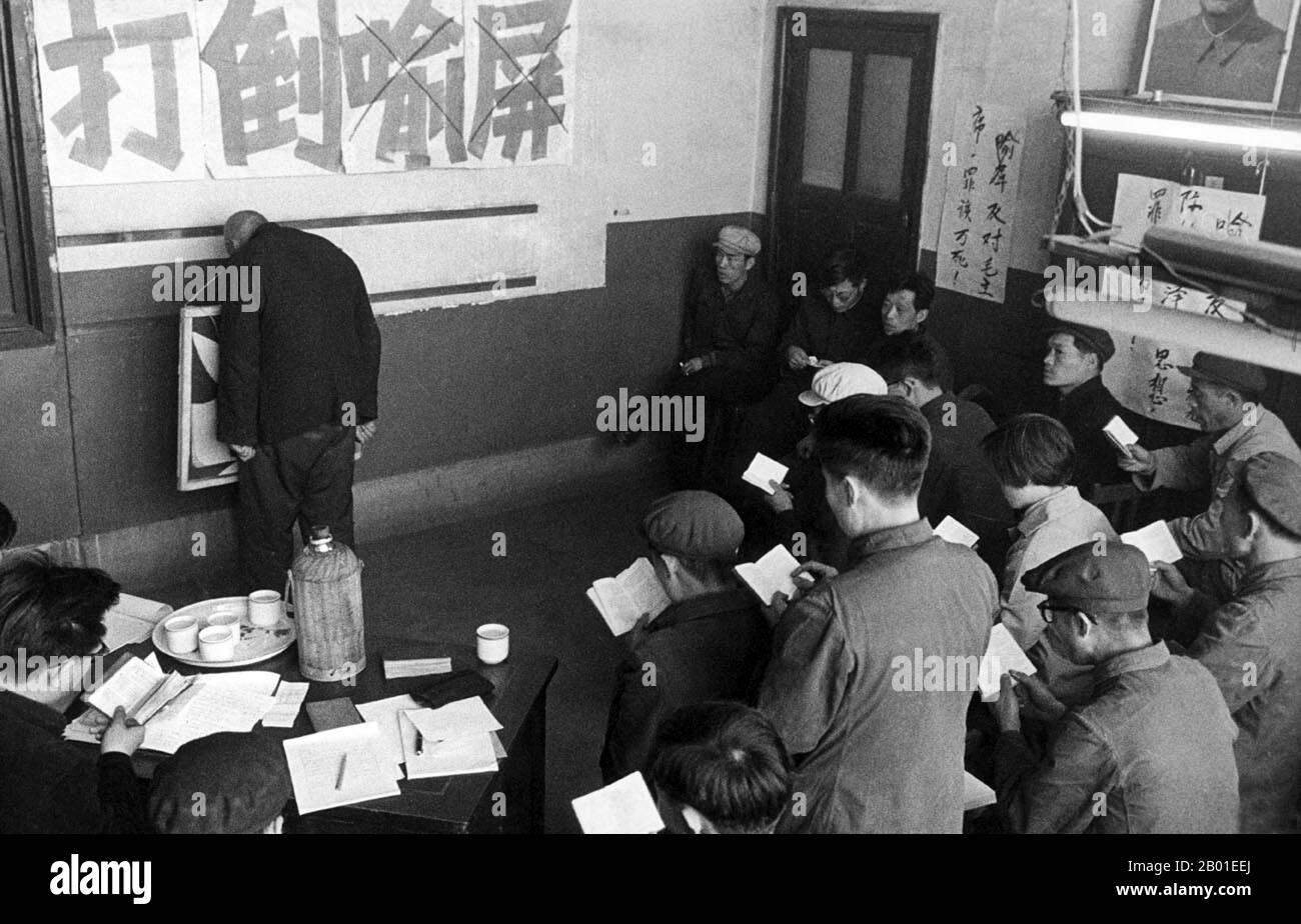 China: Verfolgung eines "kapitalistischen Roaders", Kulturrevolution (1966-1976), 1967. Die große proletarische Kulturrevolution, allgemein bekannt als Kulturrevolution (Chinesisch: 文化大革命), war eine soziopolitische Bewegung, die in der Volksrepublik China von 1966 bis 1976 stattfand. Das von Mao Zedong, dem damaligen Vorsitzenden der Kommunistischen Partei Chinas, in Bewegung gesetzte Ziel bestand darin, den Sozialismus im Land zu erzwingen, indem kapitalistische, traditionelle und kulturelle Elemente aus der chinesischen Gesellschaft entfernt und die maoistische Orthodoxie innerhalb der Partei durchgesetzt werden. Stockfoto