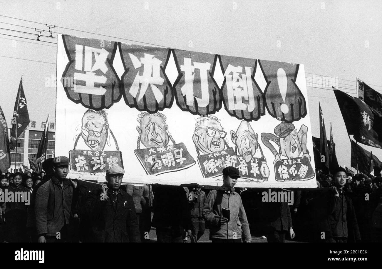 China: Anprangerung der "Rightists", einer Szene aus der Kulturrevolution (1966-1976), 1968. Die große proletarische Kulturrevolution, allgemein bekannt als Kulturrevolution (Chinesisch: 文化大革命), war eine soziopolitische Bewegung, die in der Volksrepublik China von 1966 bis 1976 stattfand. Das von Mao Zedong, dem damaligen Vorsitzenden der Kommunistischen Partei Chinas, in Bewegung gesetzte Ziel bestand darin, den Sozialismus im Land zu erzwingen, indem kapitalistische, traditionelle und kulturelle Elemente aus der chinesischen Gesellschaft entfernt und die maoistische Orthodoxie innerhalb der Partei durchgesetzt werden. Stockfoto