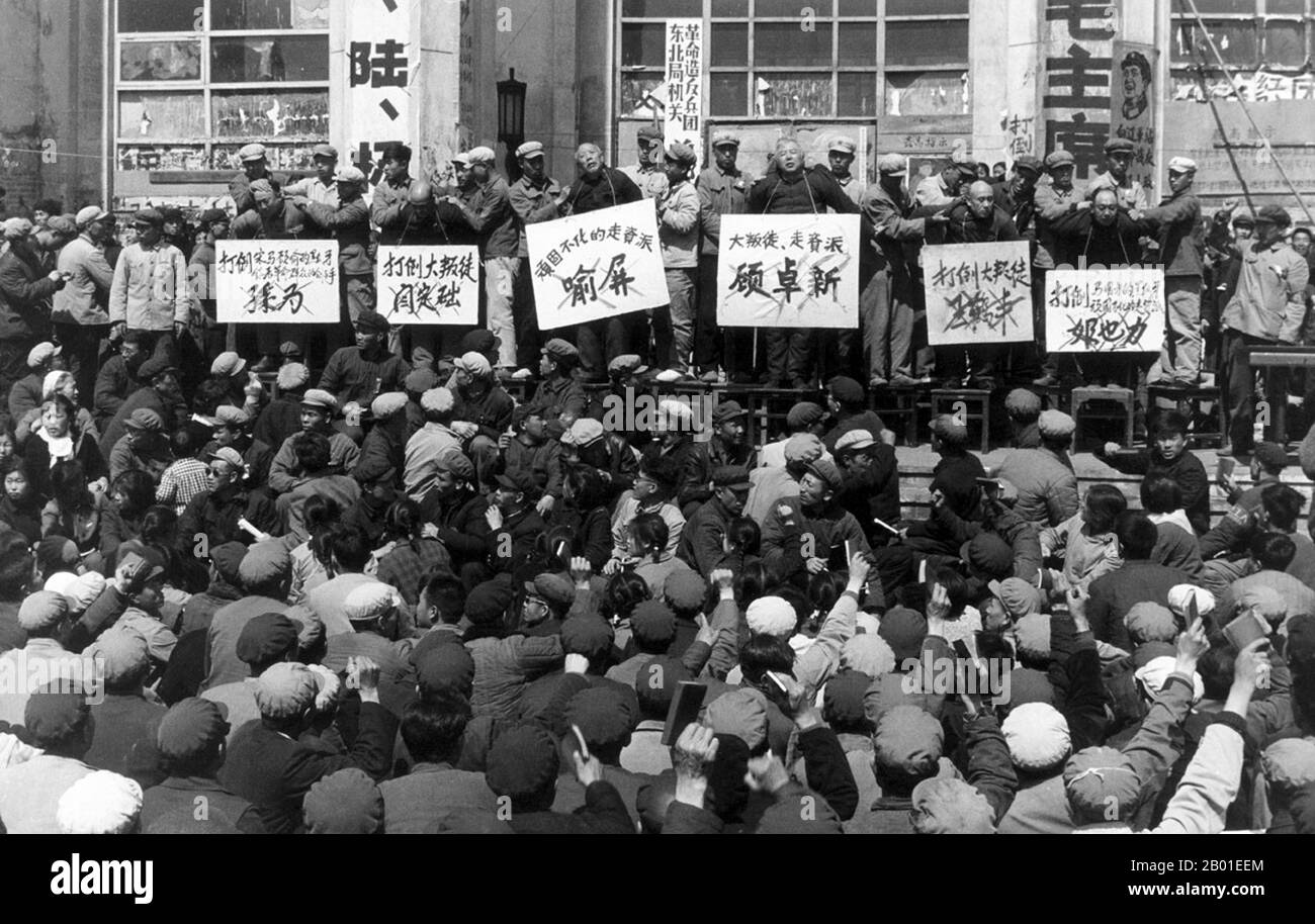 China: A Meeting to denunce 'Rightists' and 'Capital Roaders', Scene from the Cultural Revolution (1966-1967), c. 1968. Die große proletarische Kulturrevolution, allgemein bekannt als Kulturrevolution (Chinesisch: 文化大革命), war eine soziopolitische Bewegung, die in der Volksrepublik China von 1966 bis 1976 stattfand. Das von Mao Zedong, dem damaligen Vorsitzenden der Kommunistischen Partei Chinas, in Bewegung gesetzte Ziel bestand darin, den Sozialismus im Land zu erzwingen, indem kapitalistische, traditionelle und kulturelle Elemente aus der chinesischen Gesellschaft entfernt und die maoistische Orthodoxie innerhalb der Partei durchgesetzt werden. Stockfoto