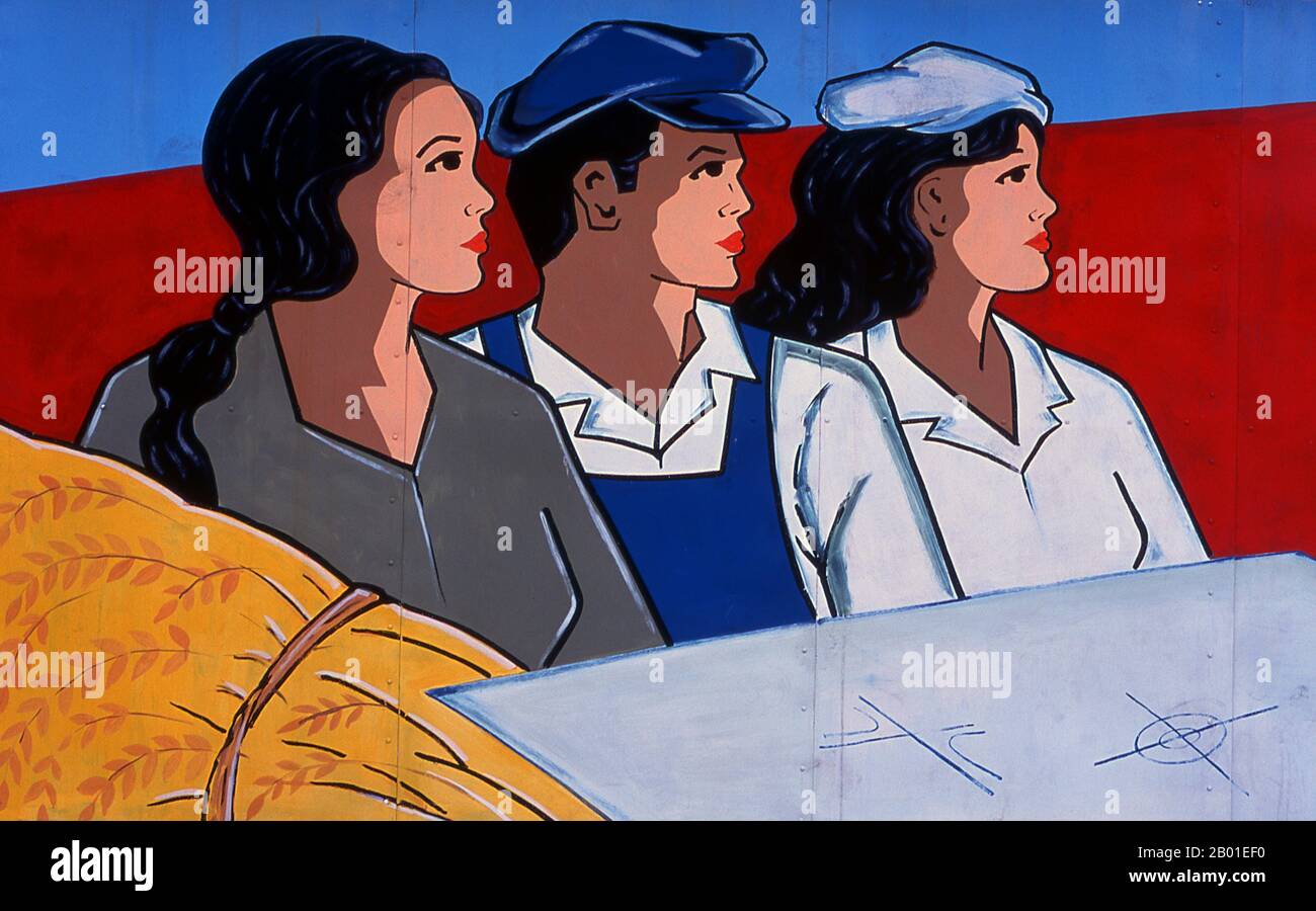 Vietnam: Politische Plakate im Stil des revolutionären sozialistischen Realismus sind in allen Ecken Vietnams zu sehen. Der sozialistische Realismus ist ein Stil realistischer Kunst, der in der Sowjetunion entwickelt wurde und in anderen kommunistischen Ländern zu einem dominanten Stil wurde. Der sozialistische Realismus ist ein teleologisch orientierter Stil, dessen Zweck darin besteht, die Ziele des Sozialismus und des Kommunismus zu fördern. Auch wenn sie damit zusammenhängen, darf sie nicht mit sozialem Realismus verwechselt werden, einer Art Kunst, die Themen von sozialer Bedeutung realistisch darstellt. Anders als der soziale Realismus verherrlicht der sozialistische Realismus oft die Rolle der Armen. Stockfoto