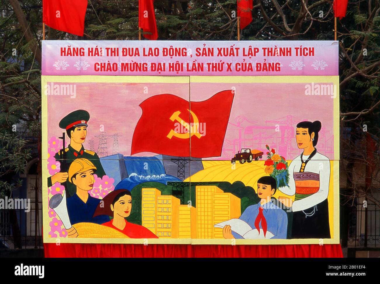 Vietnam: Politische Plakate im Stil des revolutionären sozialistischen Realismus sind in allen Ecken Vietnams zu sehen. Der sozialistische Realismus ist ein Stil realistischer Kunst, der in der Sowjetunion entwickelt wurde und in anderen kommunistischen Ländern zu einem dominanten Stil wurde. Der sozialistische Realismus ist ein teleologisch orientierter Stil, dessen Zweck darin besteht, die Ziele des Sozialismus und des Kommunismus zu fördern. Auch wenn sie damit zusammenhängen, darf sie nicht mit sozialem Realismus verwechselt werden, einer Art Kunst, die Themen von sozialer Bedeutung realistisch darstellt. Anders als der soziale Realismus verherrlicht der sozialistische Realismus oft die Rolle der Armen. Stockfoto