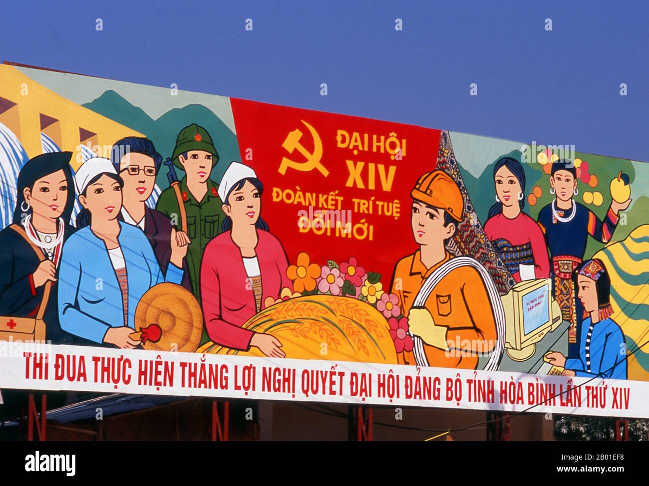 Vietnam: Politische Plakate im Stil des revolutionären sozialistischen Realismus sind in allen Ecken Vietnams zu sehen. Der sozialistische Realismus ist ein Stil realistischer Kunst, der in der Sowjetunion entwickelt wurde und in anderen kommunistischen Ländern zu einem dominanten Stil wurde. Der sozialistische Realismus ist ein teleologisch orientierter Stil, dessen Zweck darin besteht, die Ziele des Sozialismus und des Kommunismus zu fördern. Auch wenn sie damit zusammenhängen, darf sie nicht mit sozialem Realismus verwechselt werden, einer Art Kunst, die Themen von sozialer Bedeutung realistisch darstellt. Anders als der soziale Realismus verherrlicht der sozialistische Realismus oft die Rolle der Armen. Stockfoto