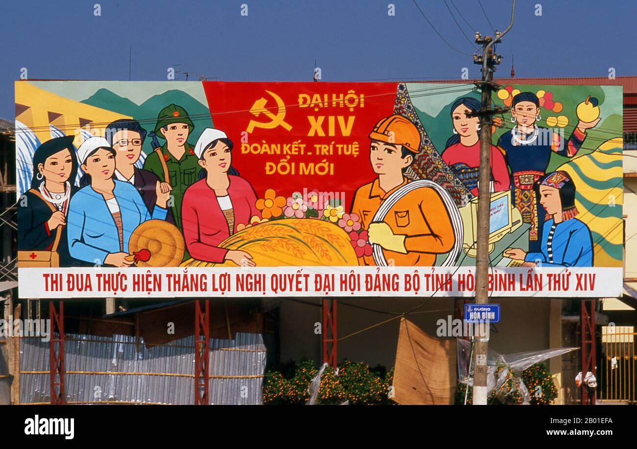 Vietnam: Politische Plakate im Stil des revolutionären sozialistischen Realismus sind in allen Ecken Vietnams zu sehen. Der sozialistische Realismus ist ein Stil realistischer Kunst, der in der Sowjetunion entwickelt wurde und in anderen kommunistischen Ländern zu einem dominanten Stil wurde. Der sozialistische Realismus ist ein teleologisch orientierter Stil, dessen Zweck darin besteht, die Ziele des Sozialismus und des Kommunismus zu fördern. Auch wenn sie damit zusammenhängen, darf sie nicht mit sozialem Realismus verwechselt werden, einer Art Kunst, die Themen von sozialer Bedeutung realistisch darstellt. Anders als der soziale Realismus verherrlicht der sozialistische Realismus oft die Rolle der Armen. Stockfoto